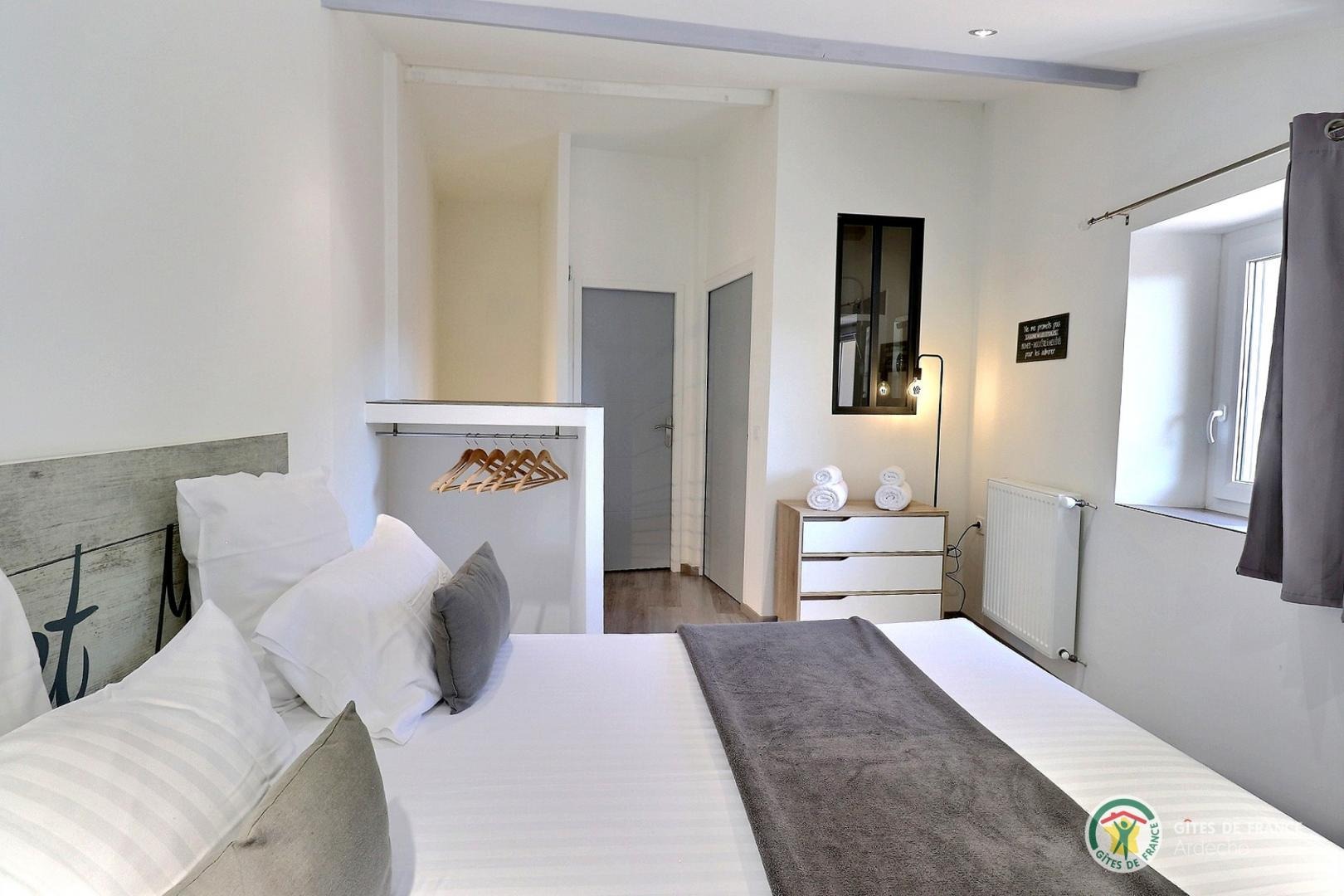 Chambre mansardée à l'étage.