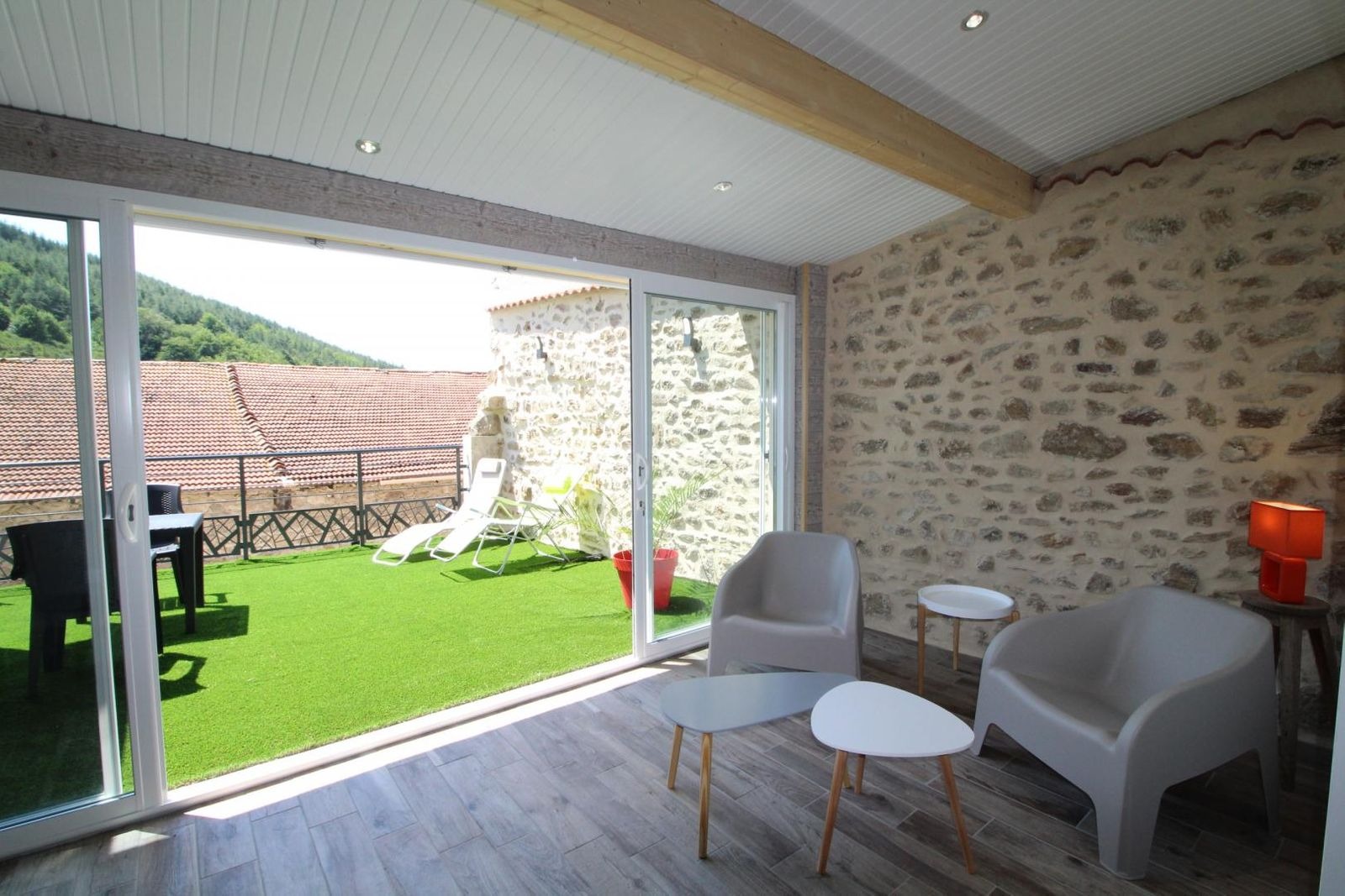 Espace salon véranda et vue sur la terrasse 