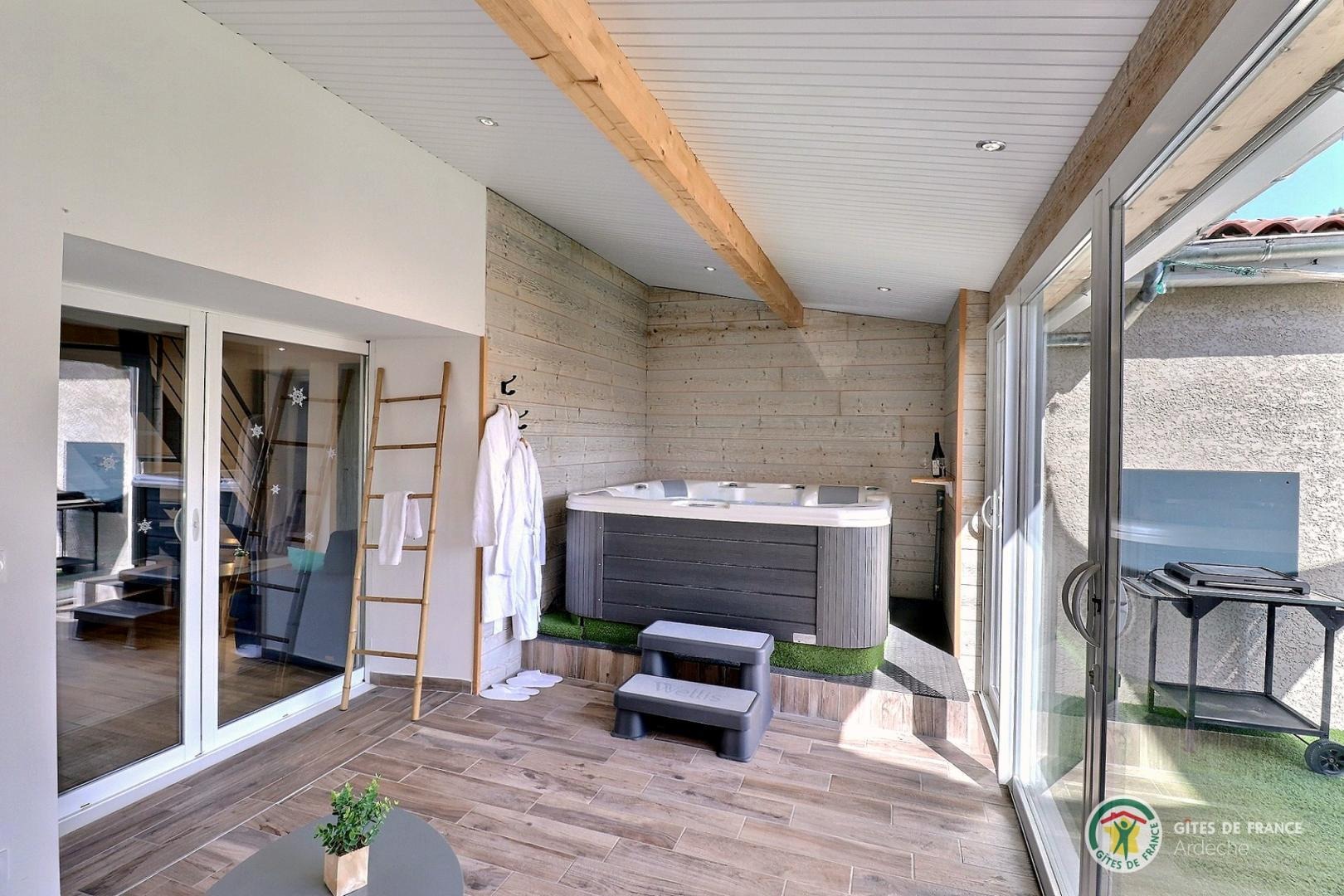 Jacuzzi privatif à l'appartement, dans véranda chauffée l'hiver et climatisée l'été.