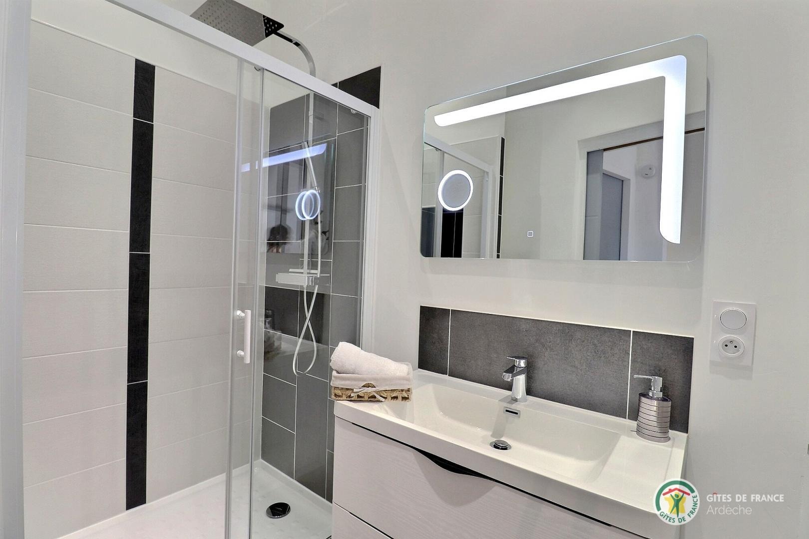 Salle d'eau à l'étage avec une grande douche à l'italienne.