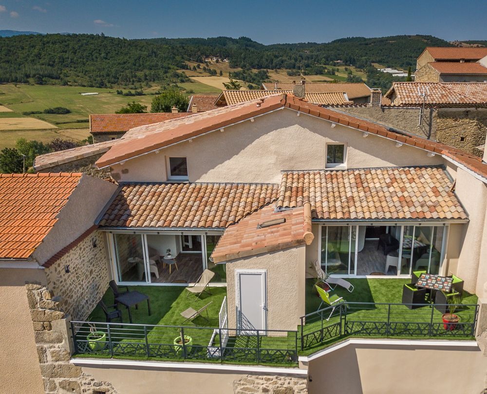 Vue aérienne sur les terrasses des gîtes de l'Armu à gauche, et LaPhine à droite 