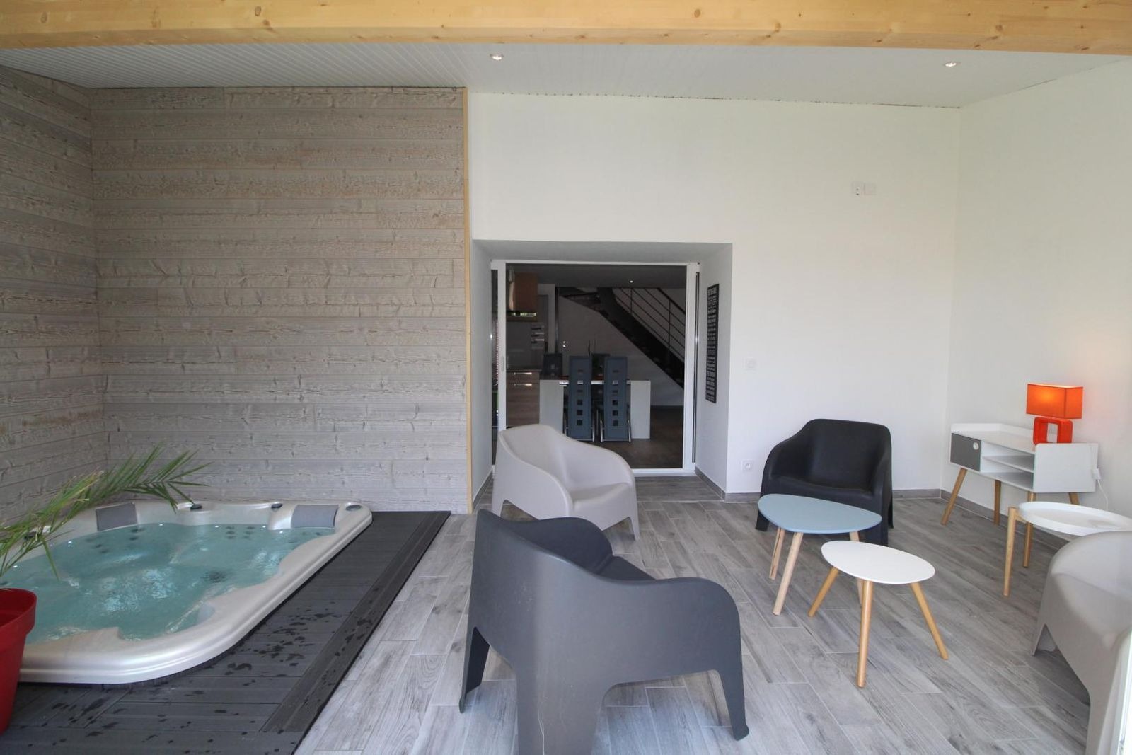 Jacuzzi encastré et privatif à l'appartement dans véranda chauffée l'hiver et climatisée l'été.  