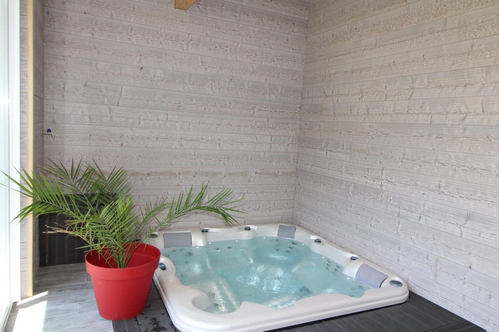 Jacuzzi encastré et privatif à l'appartement dans la véranda chauffée l'hiver et climatisée l'été