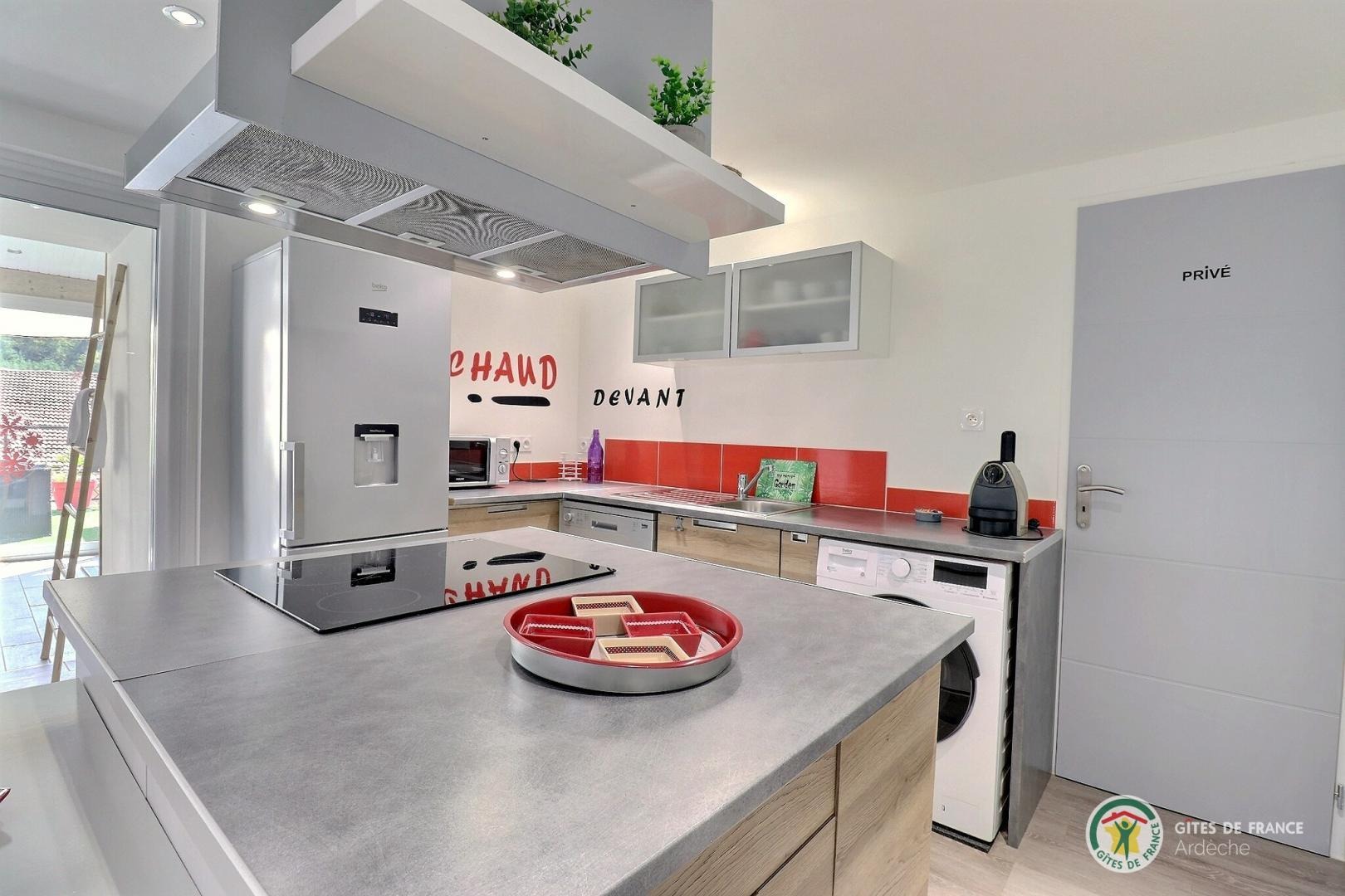 Espace cuisine donnant sur la véranda