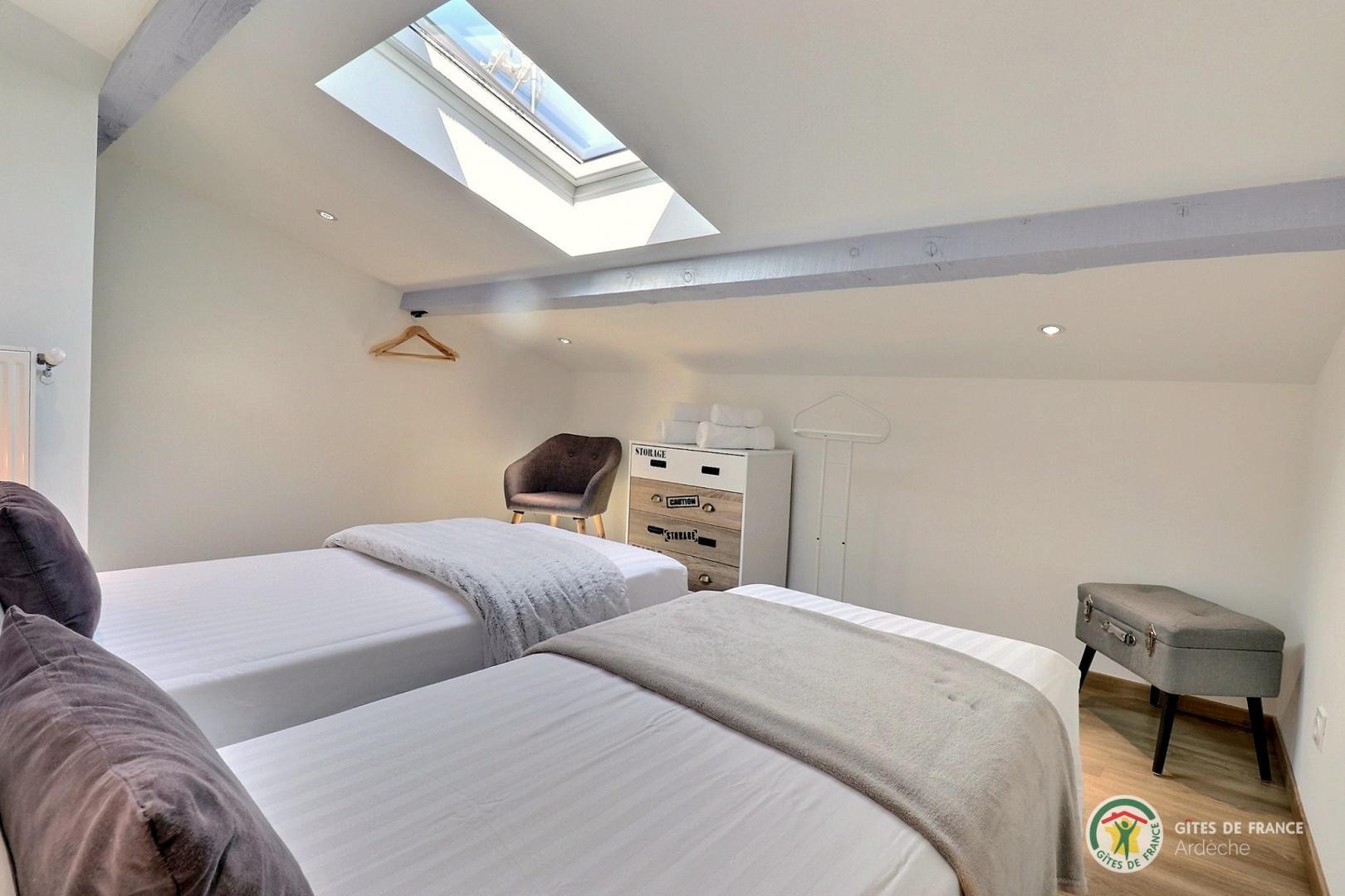 Chambre mansardée basse, possibilité de jumeler les lits