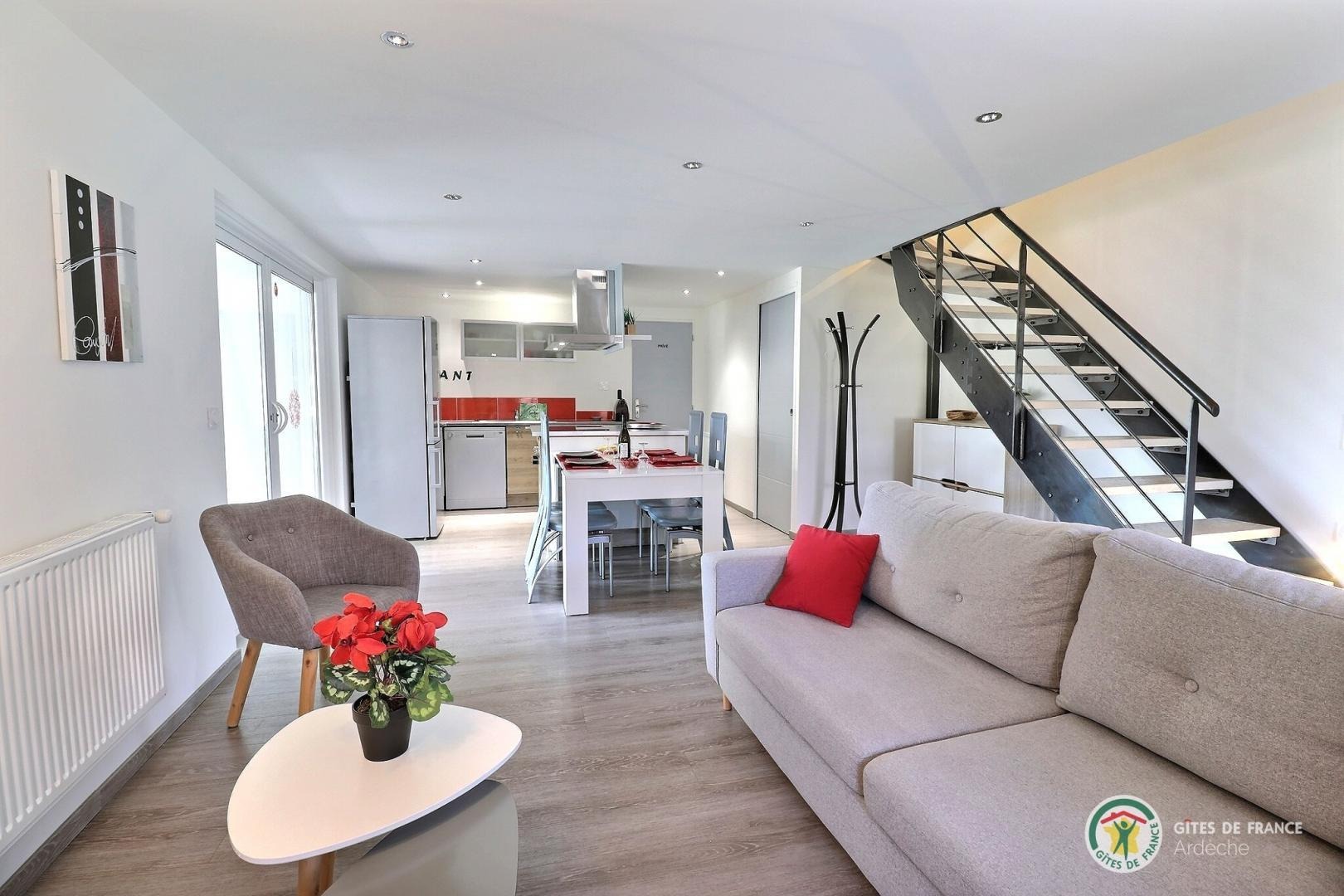 Pièce de vie avec accès à l'étage