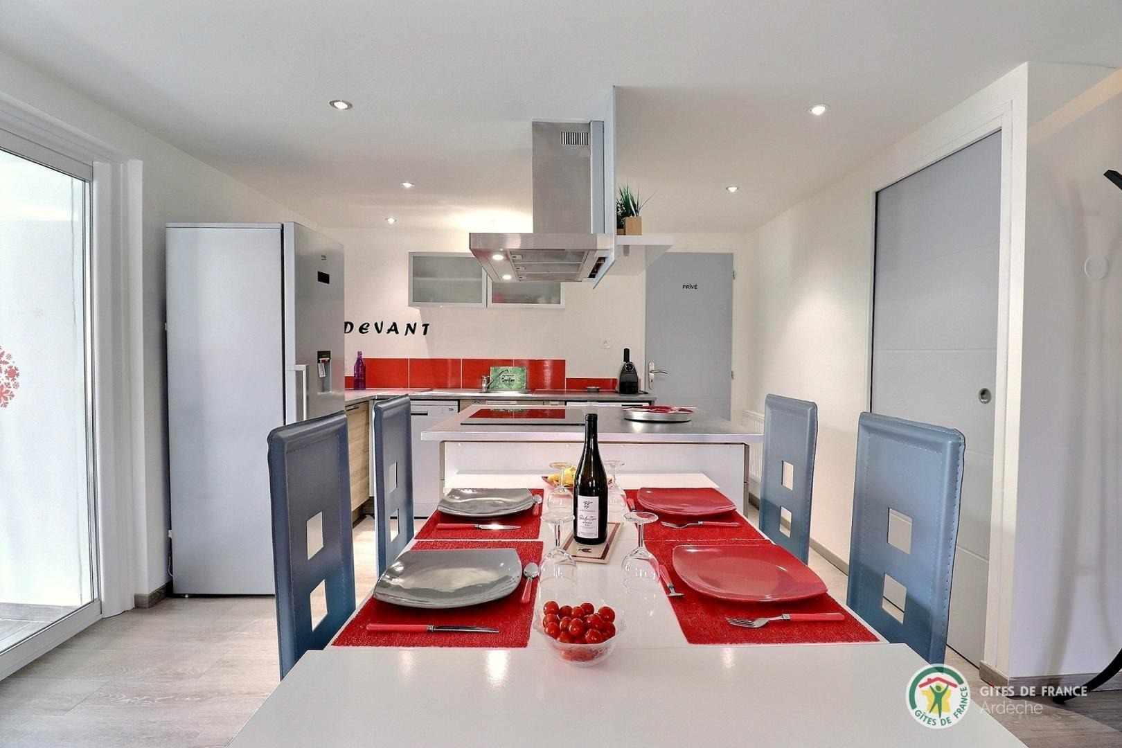 Cuisine entièrement équipée à neuf