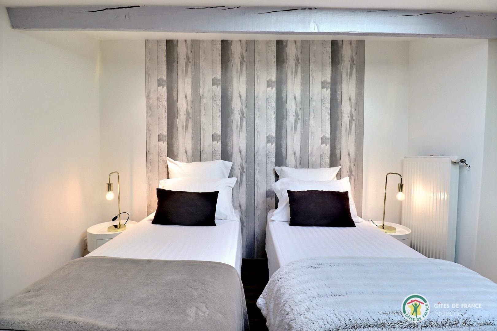 Chambre mansardée basse, possibilité de jumeler les lits