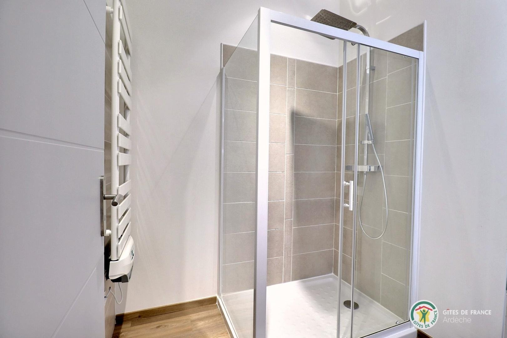 Salle d'eau avec grande douche à l'italienne