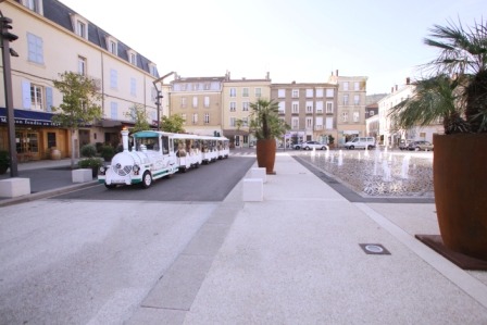 Sur la place Taurobole