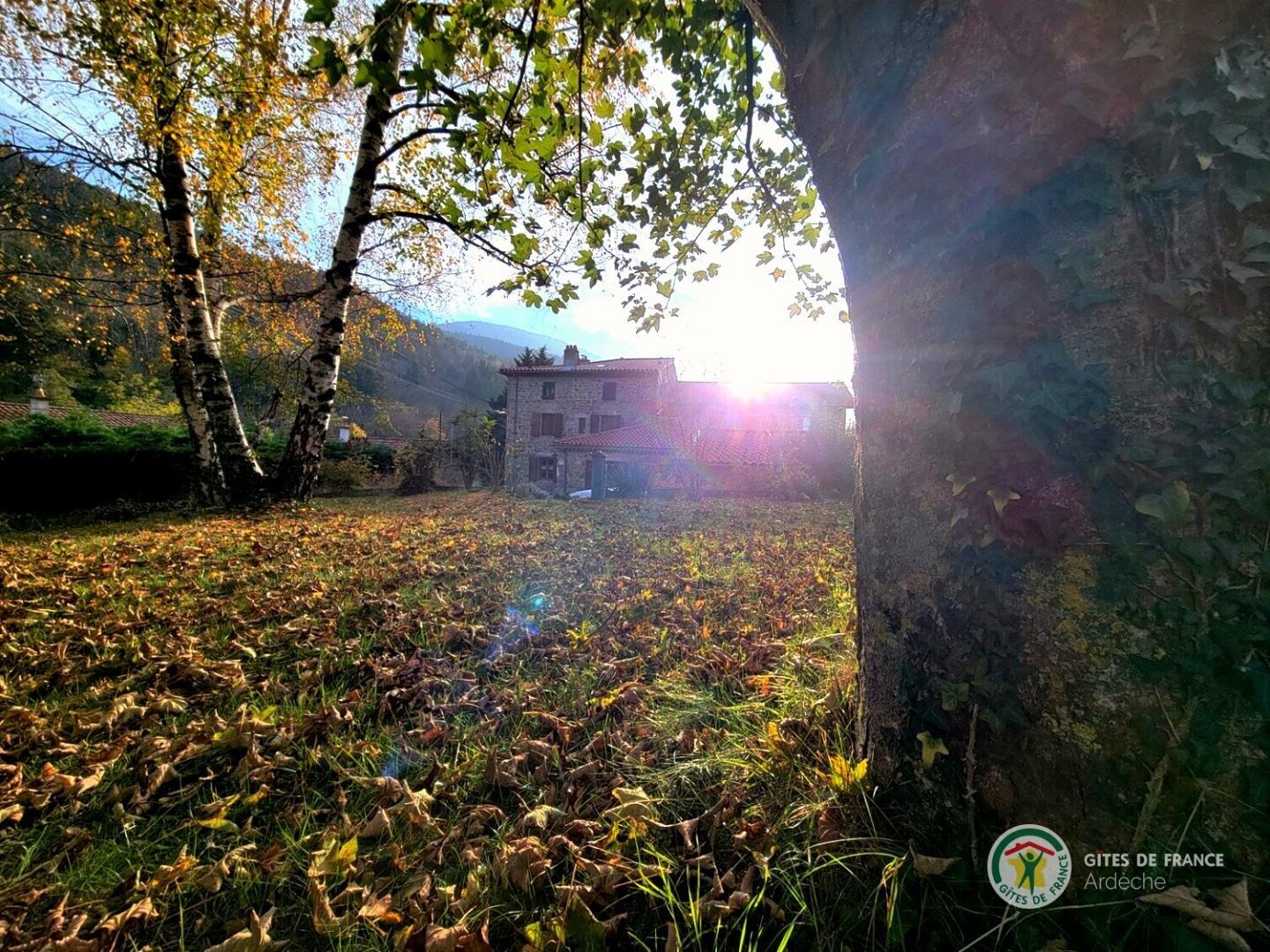 Vue du jardin sur le gîte