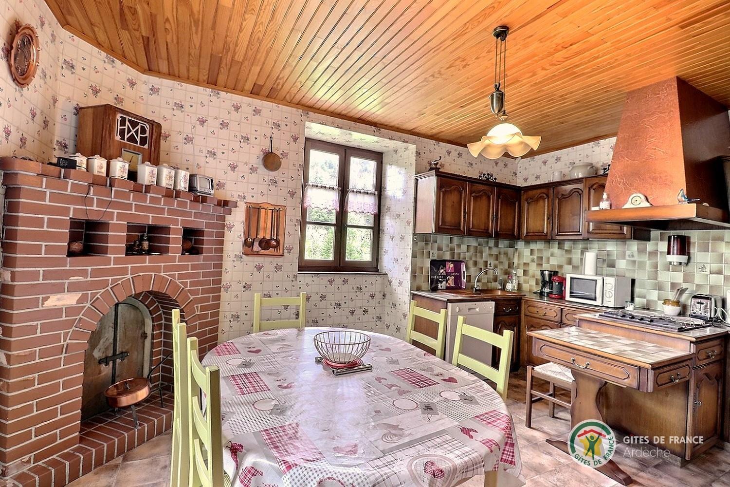 Cuisine équipée avec espace repas