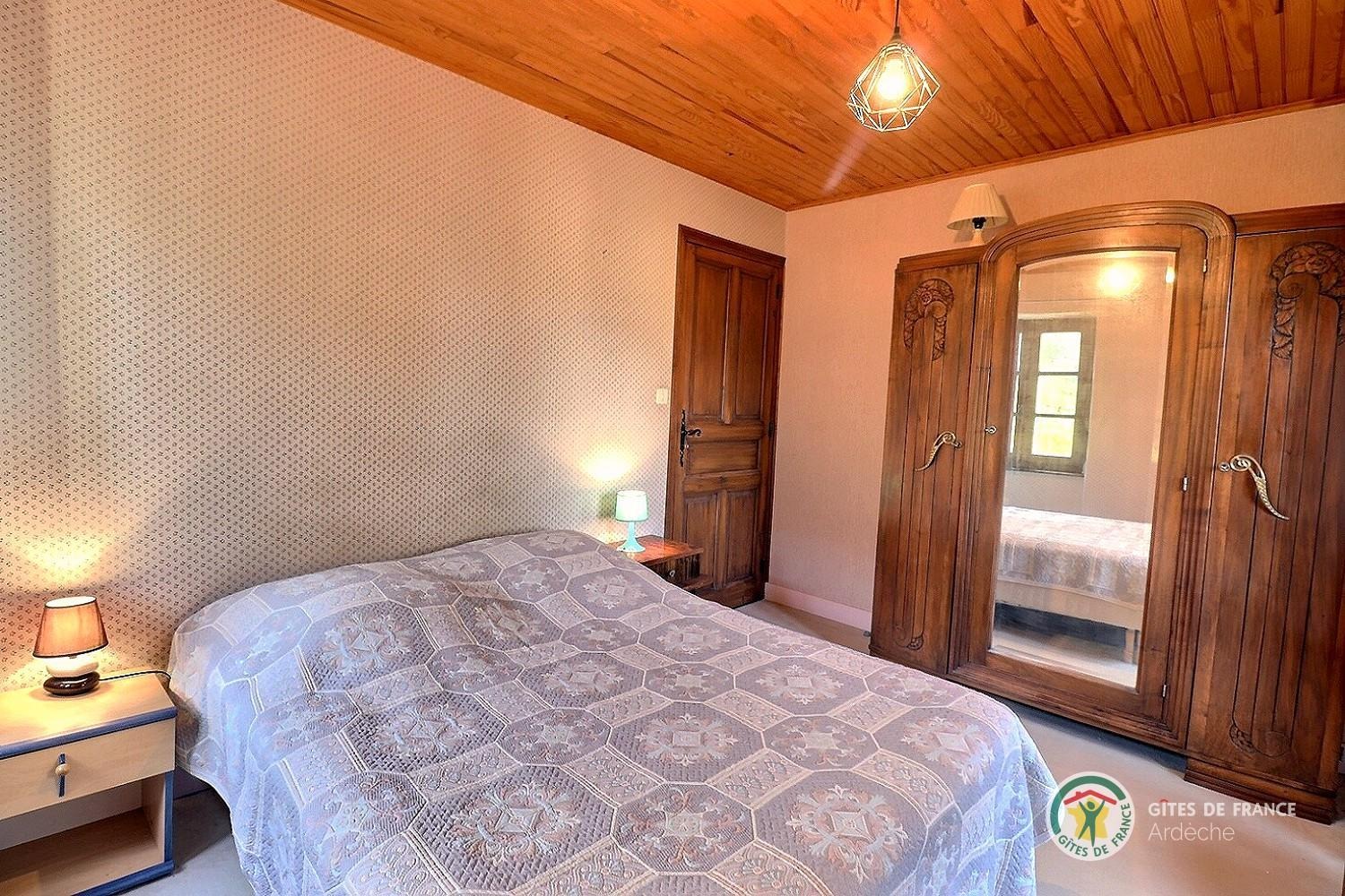 Première chambre avec lit en 140