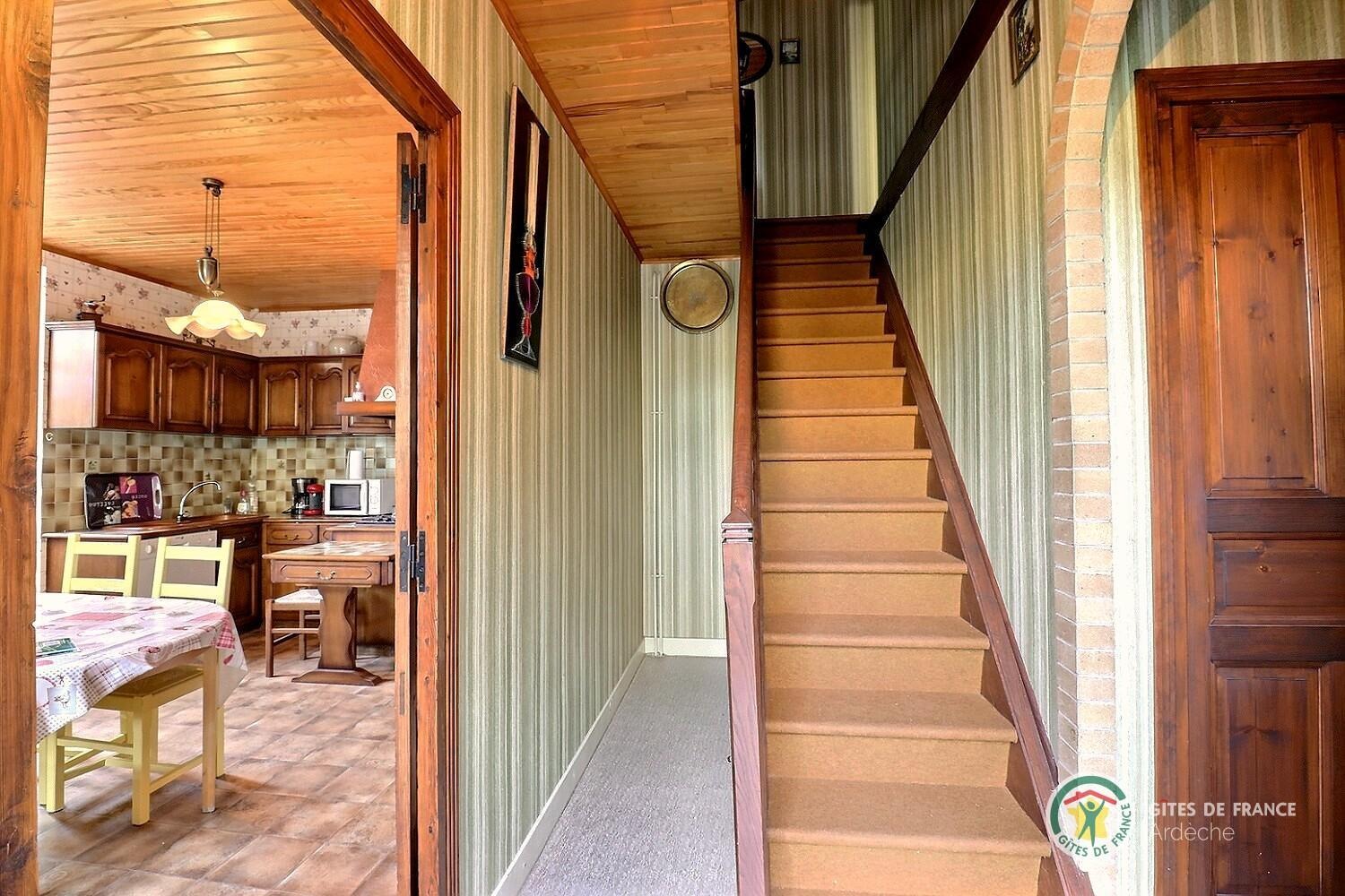 Entrée du gîte avec escalier menant aux chambres
