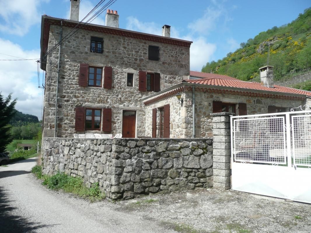 Portail à l'entrée du gîte