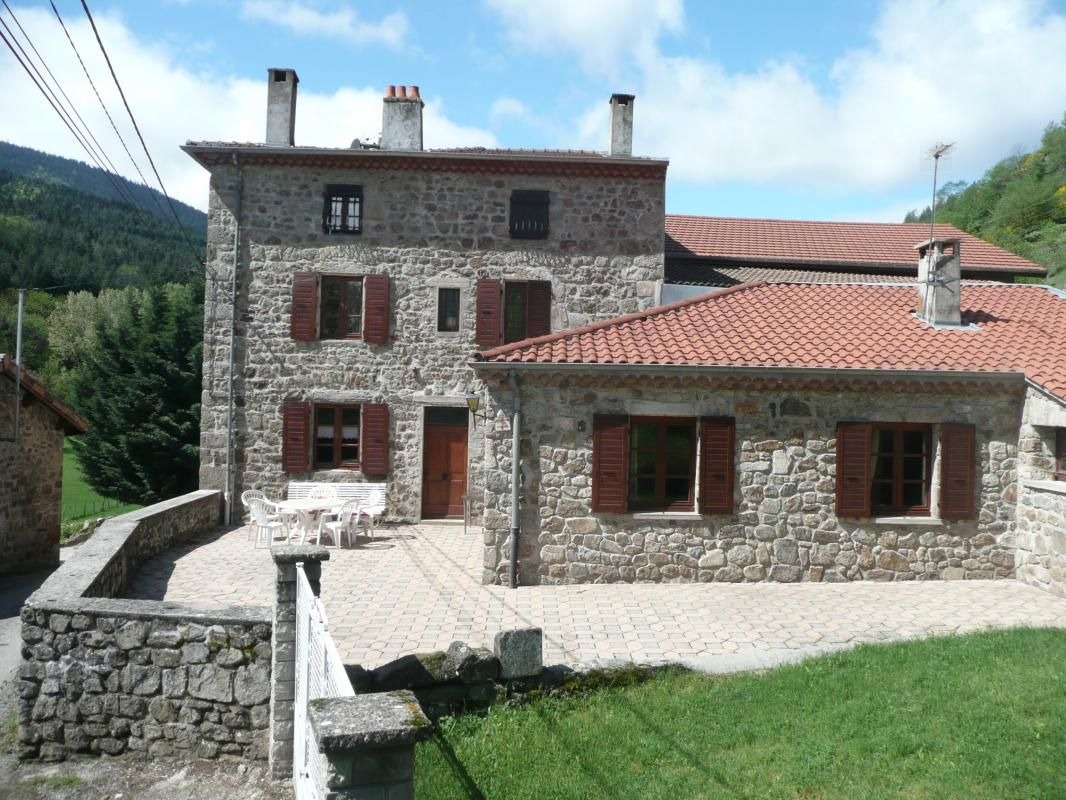 Vue sur la grande terrasse du gîte