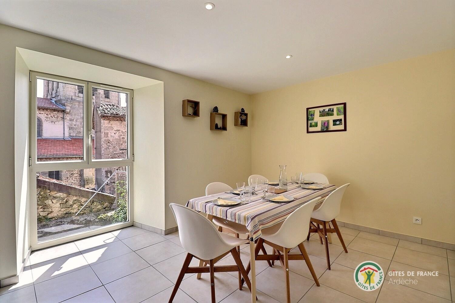 Espace repas dans le salon