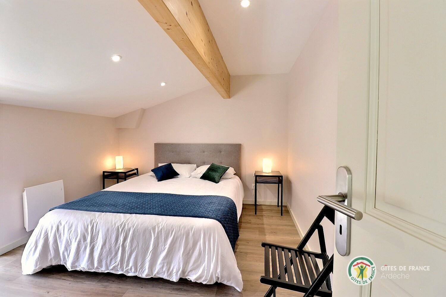 Chambre à l'étage avec lit en 160