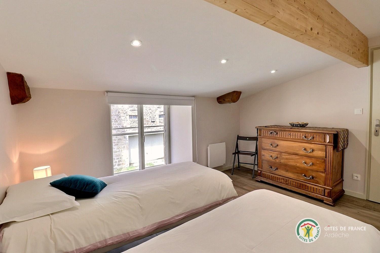 Chambre à l'étage avec deux lits en 90
