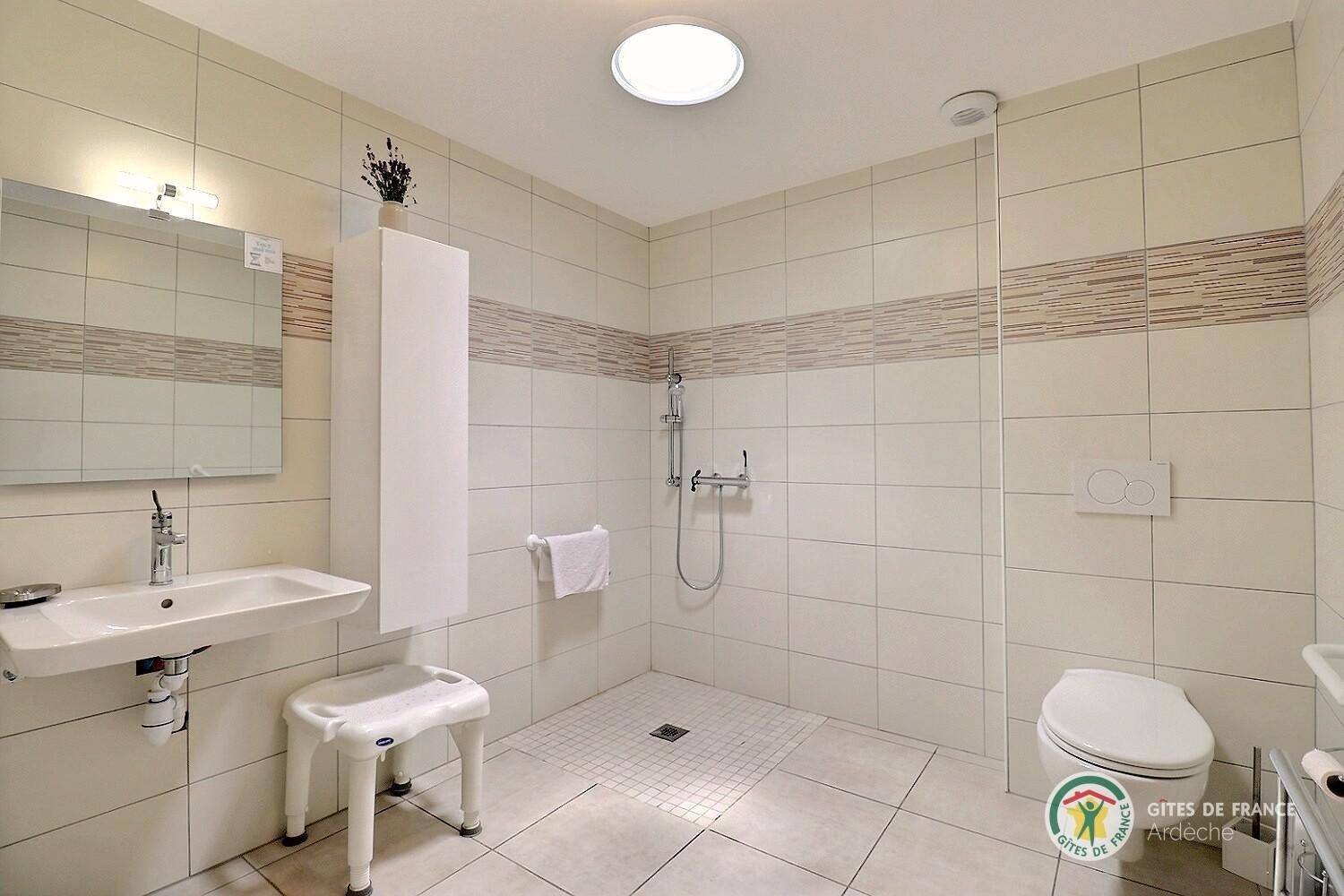 Salle d'eau adaptée PMR