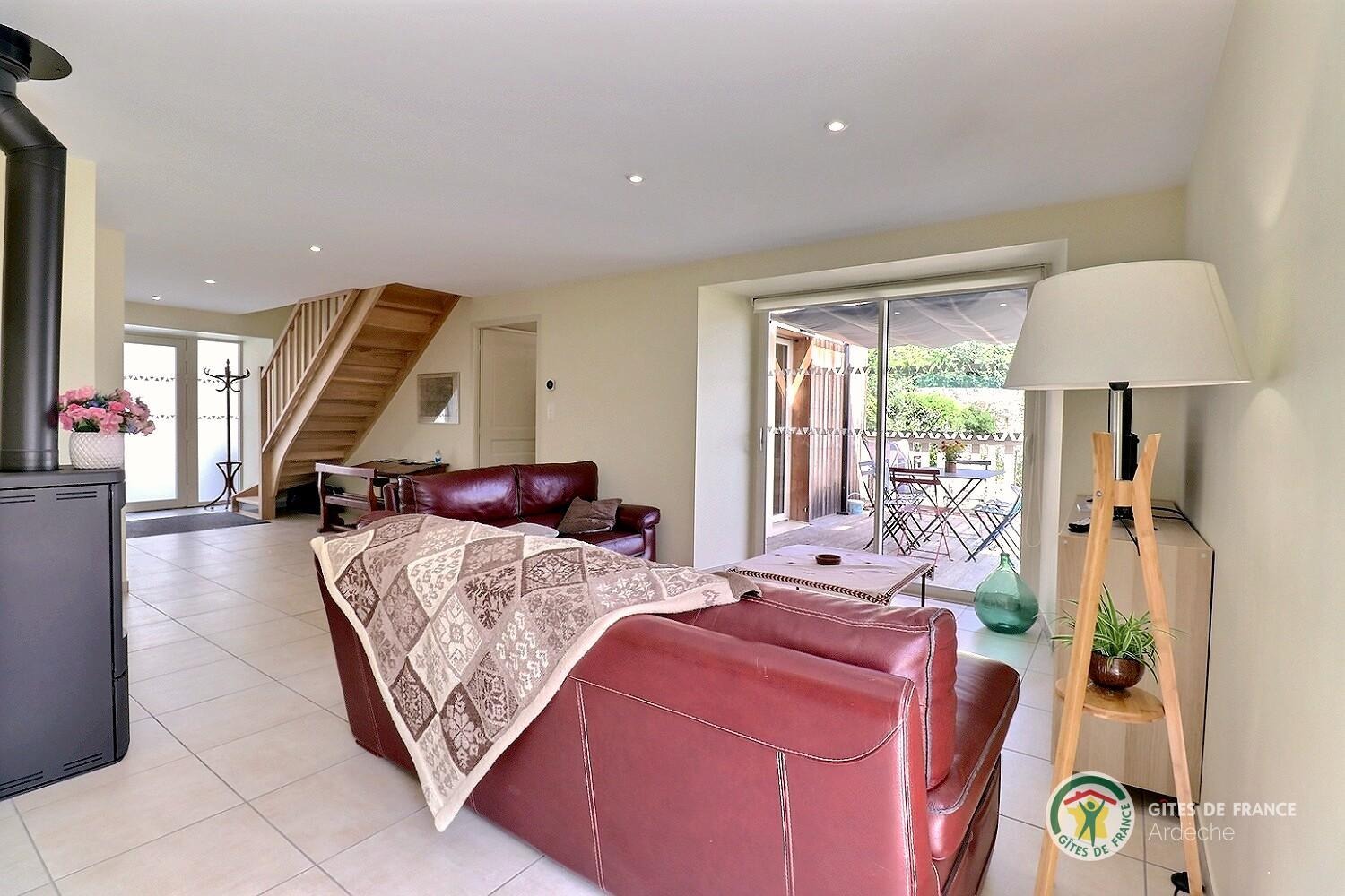 Séjour avec entrée et escalier en fond