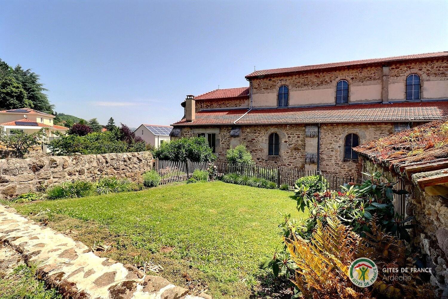 Jardin clos avec vue sur l'église