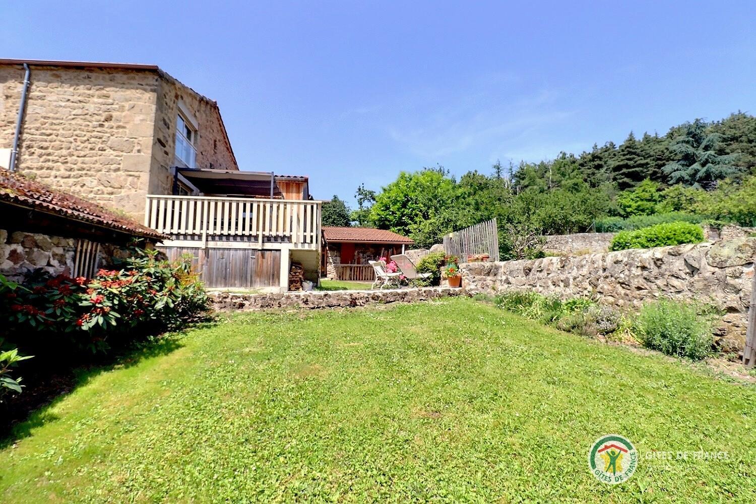 Jardin clos avec terrasse du gîte