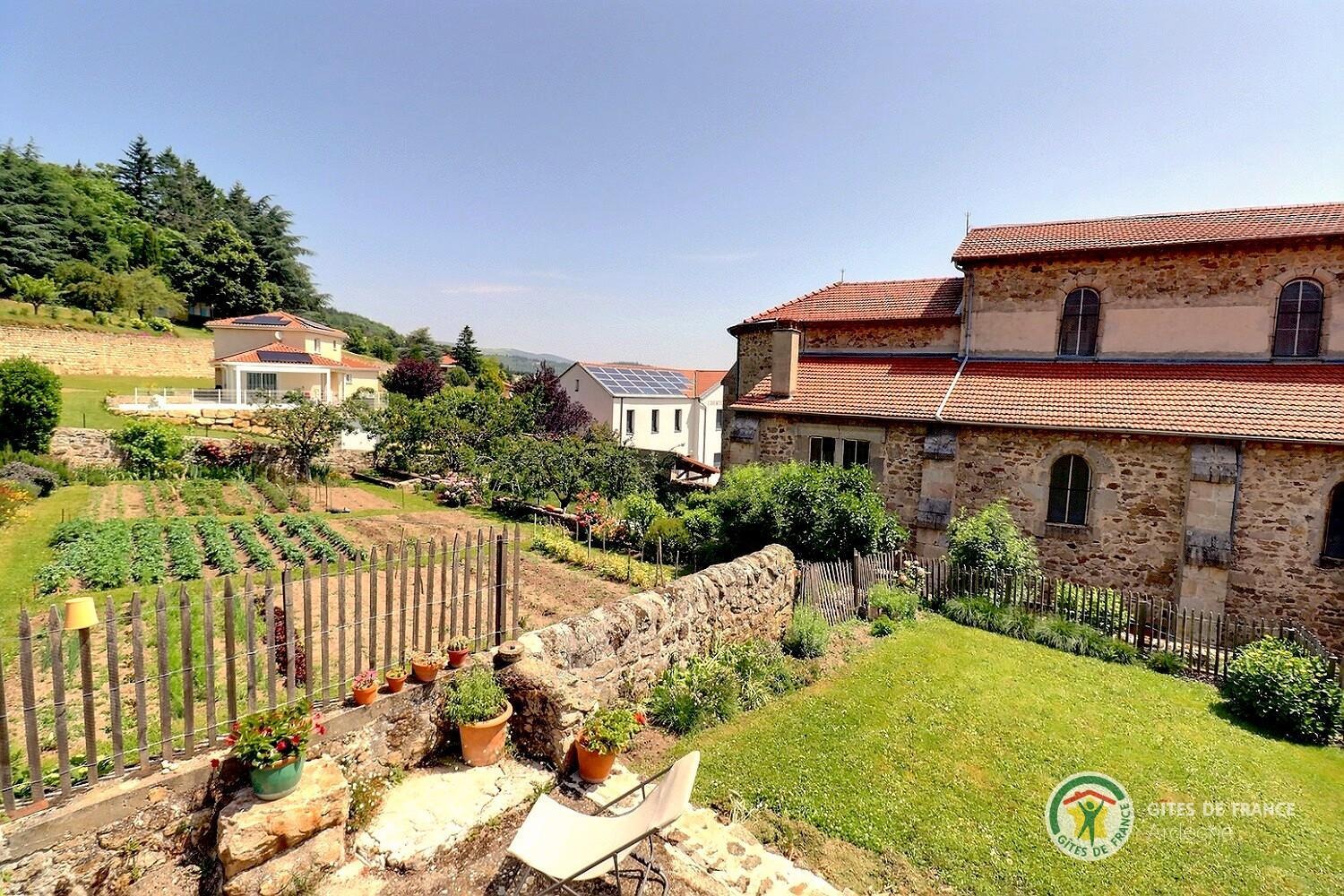 Vue sur le jardin des propriétaires depuis la terrasse du gîte