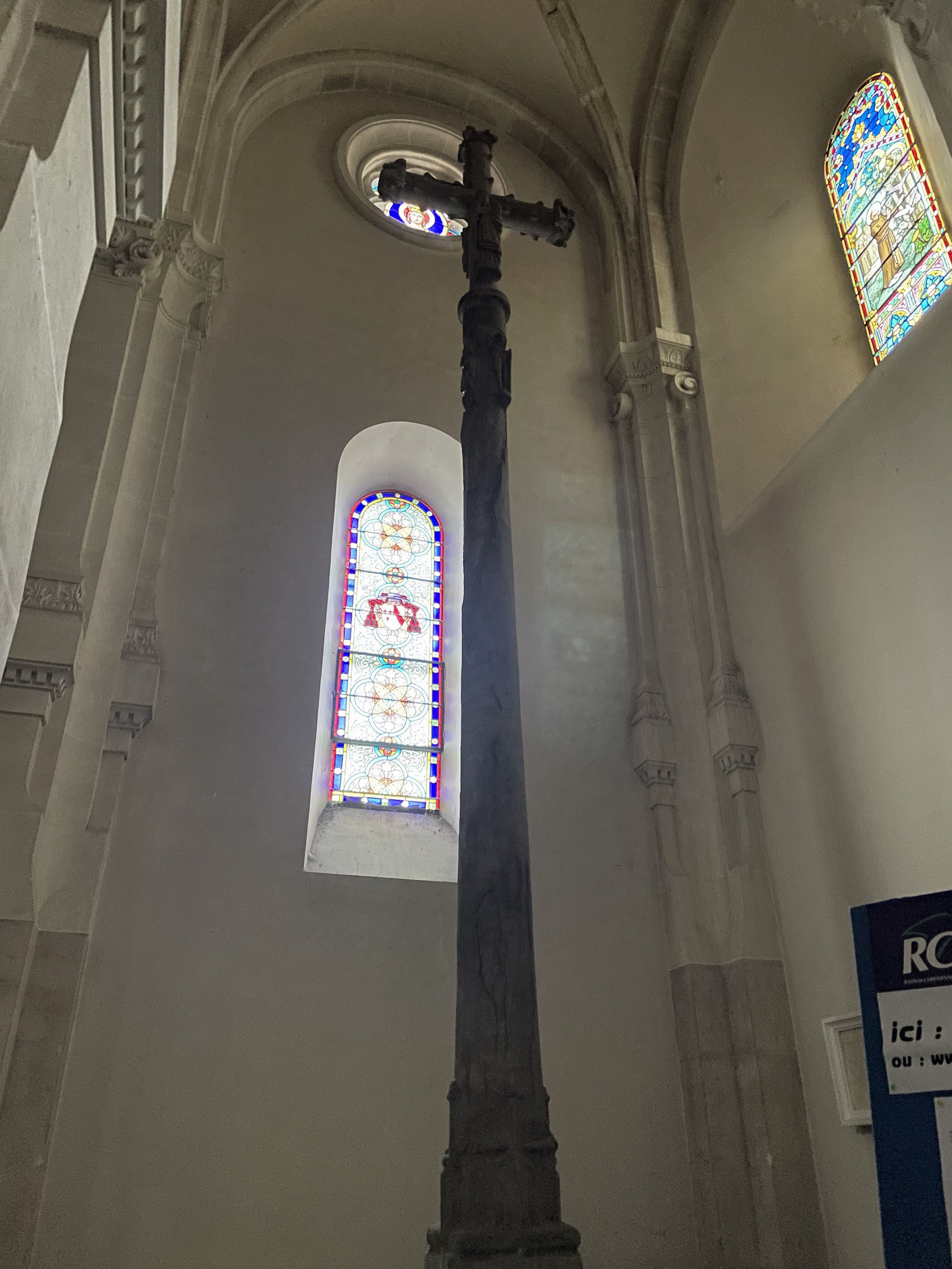 croix de peste interieur église