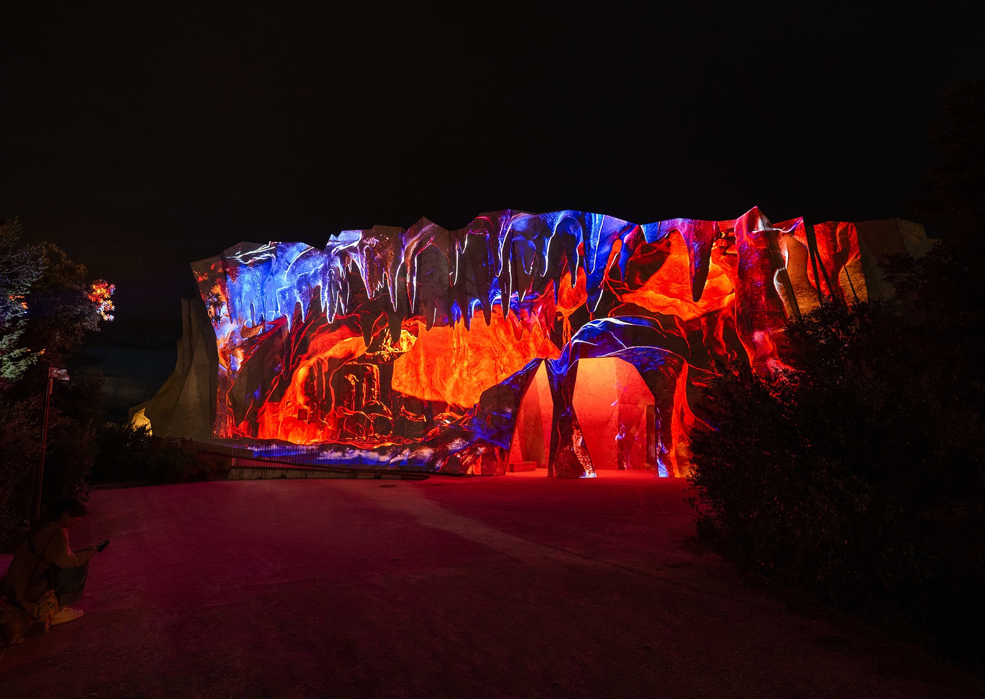 Découvrez le parcours lumineux et sonore à la tombée de la nuit pendant les Soirées de Chauvet