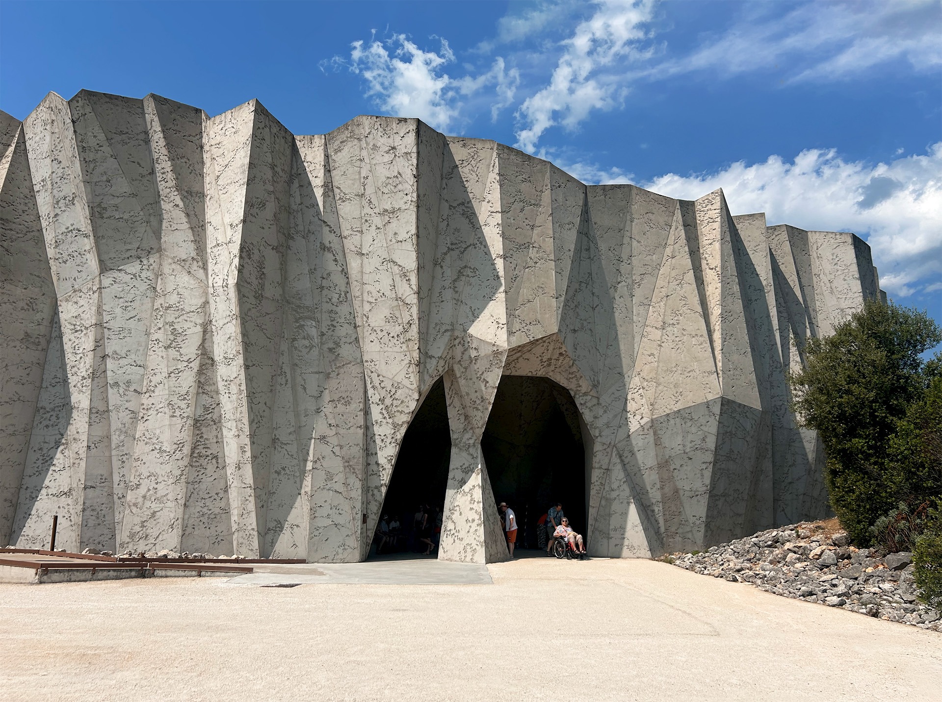 Vue de l'extérieur du bâtiment de restitution de la grotte