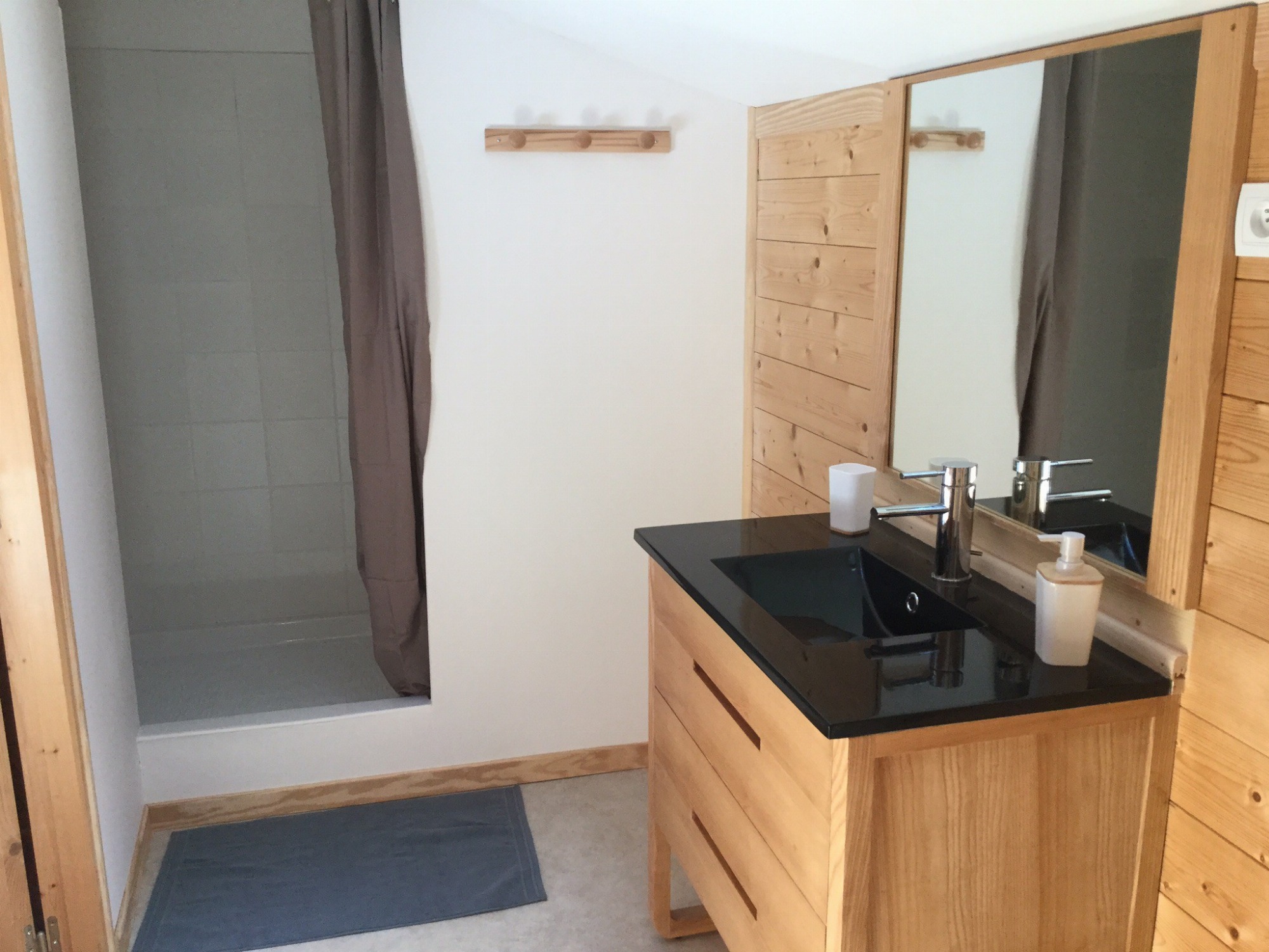 Petit gîte - salle de bain chambre 2