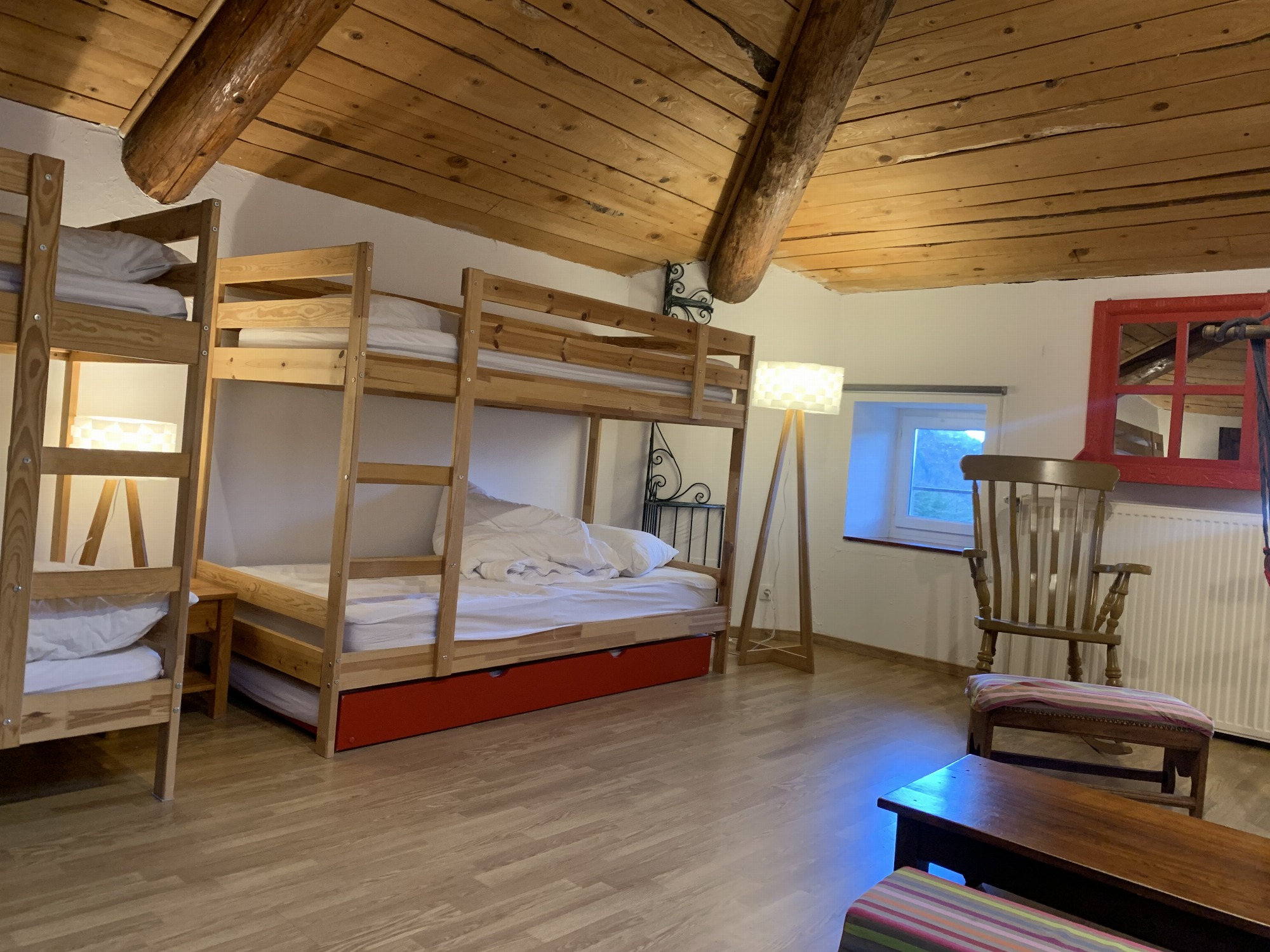 2 grands dortoirs lits taille adulte