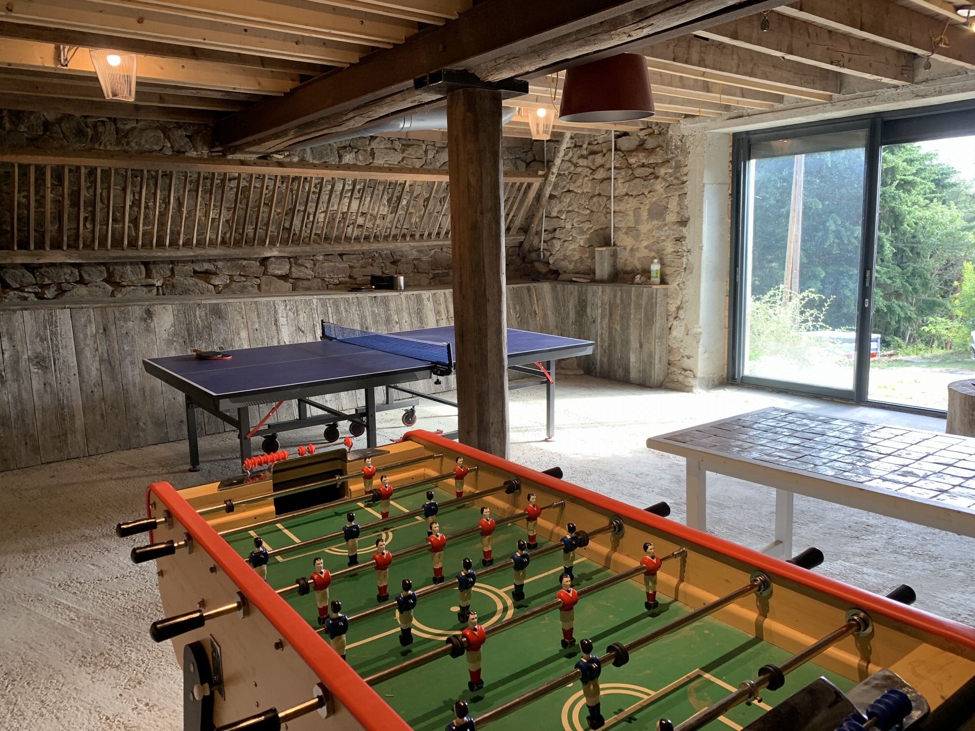 Salle de jeux : fléchettes, ping pong et babyfoot