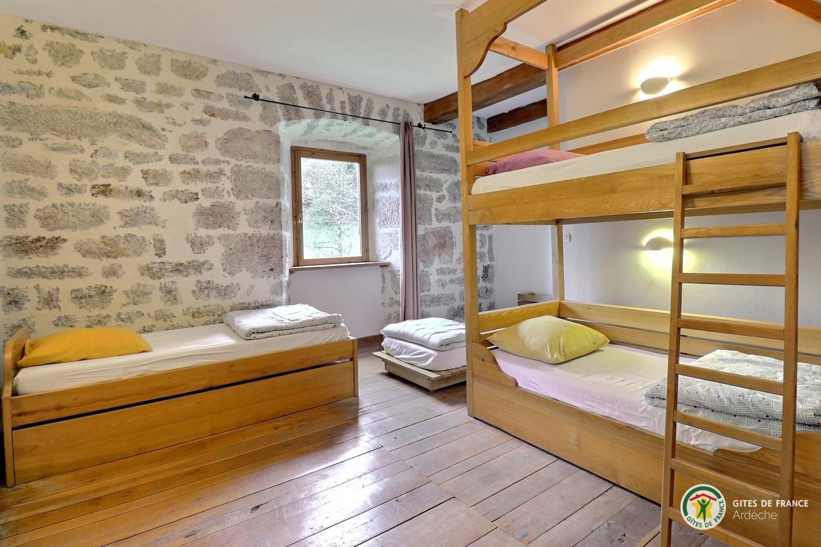 chambre 4 (dortoir 7 personnes)