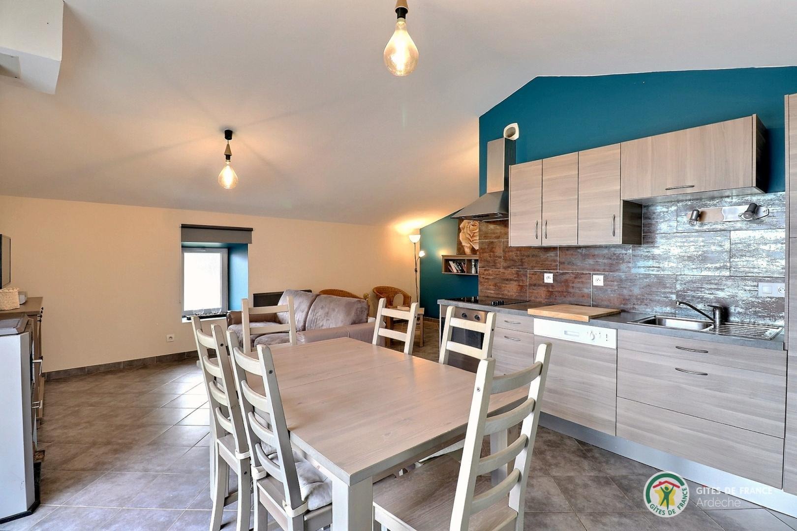 Pièce de vie avec cuisine équipée