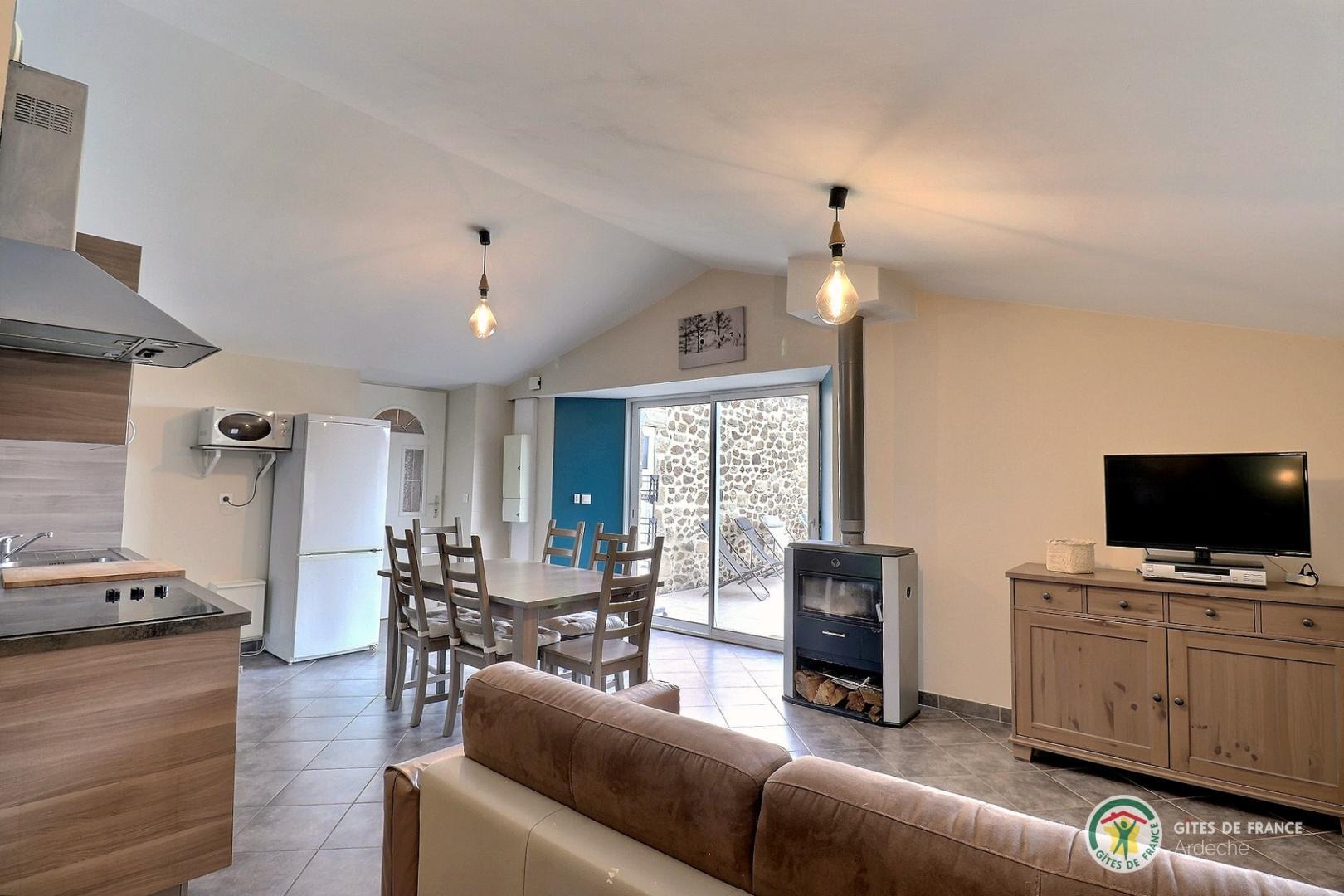 Pièce de vie avec cuisine équipée et coin salon