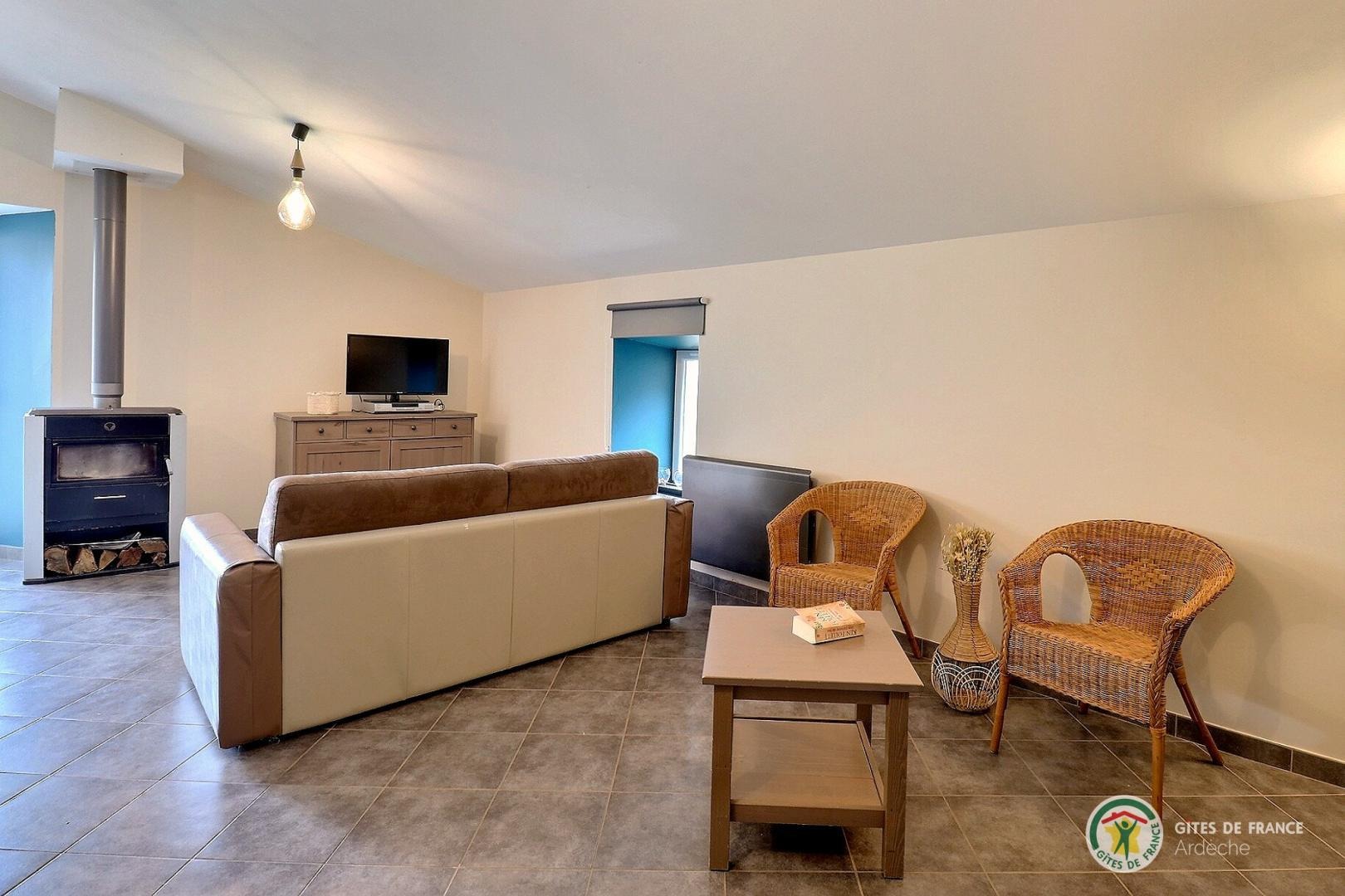 Pièce de vie avec cuisine équipée et coin salon