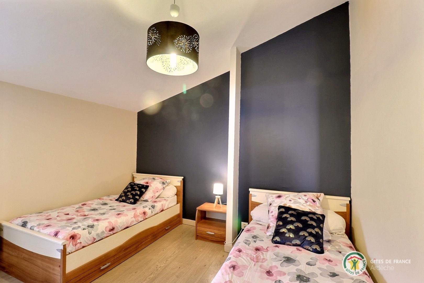 Chambre avec deux lits 90