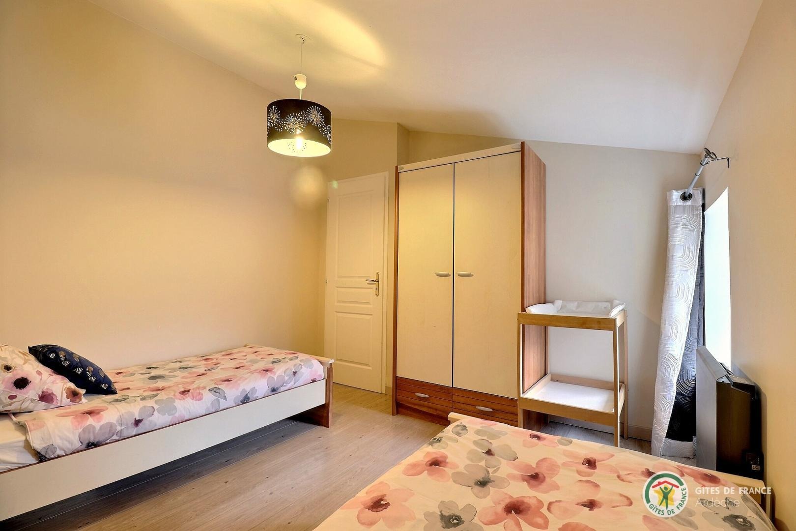 Chambre avec deux lits 90