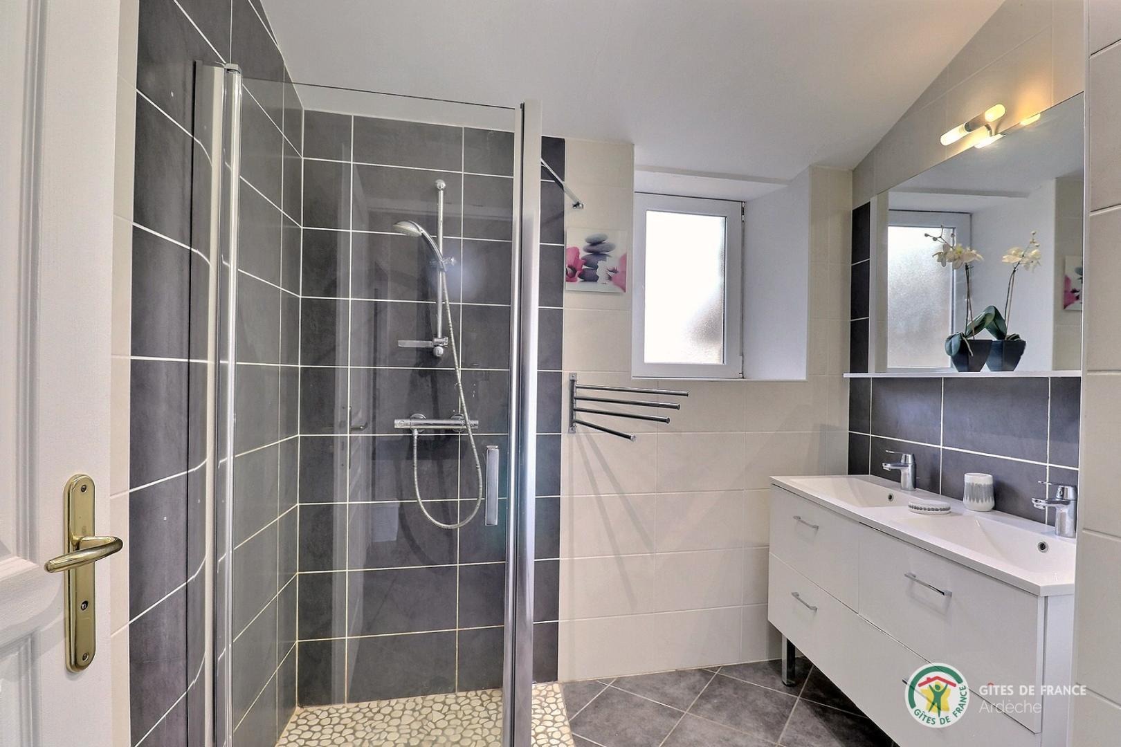 Salle d'eau avec douche et meuble double vasques