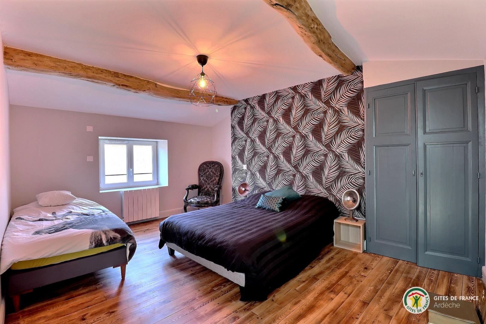 Chambre avec 1 lit en 140 cm et 1 lit en 90 cm