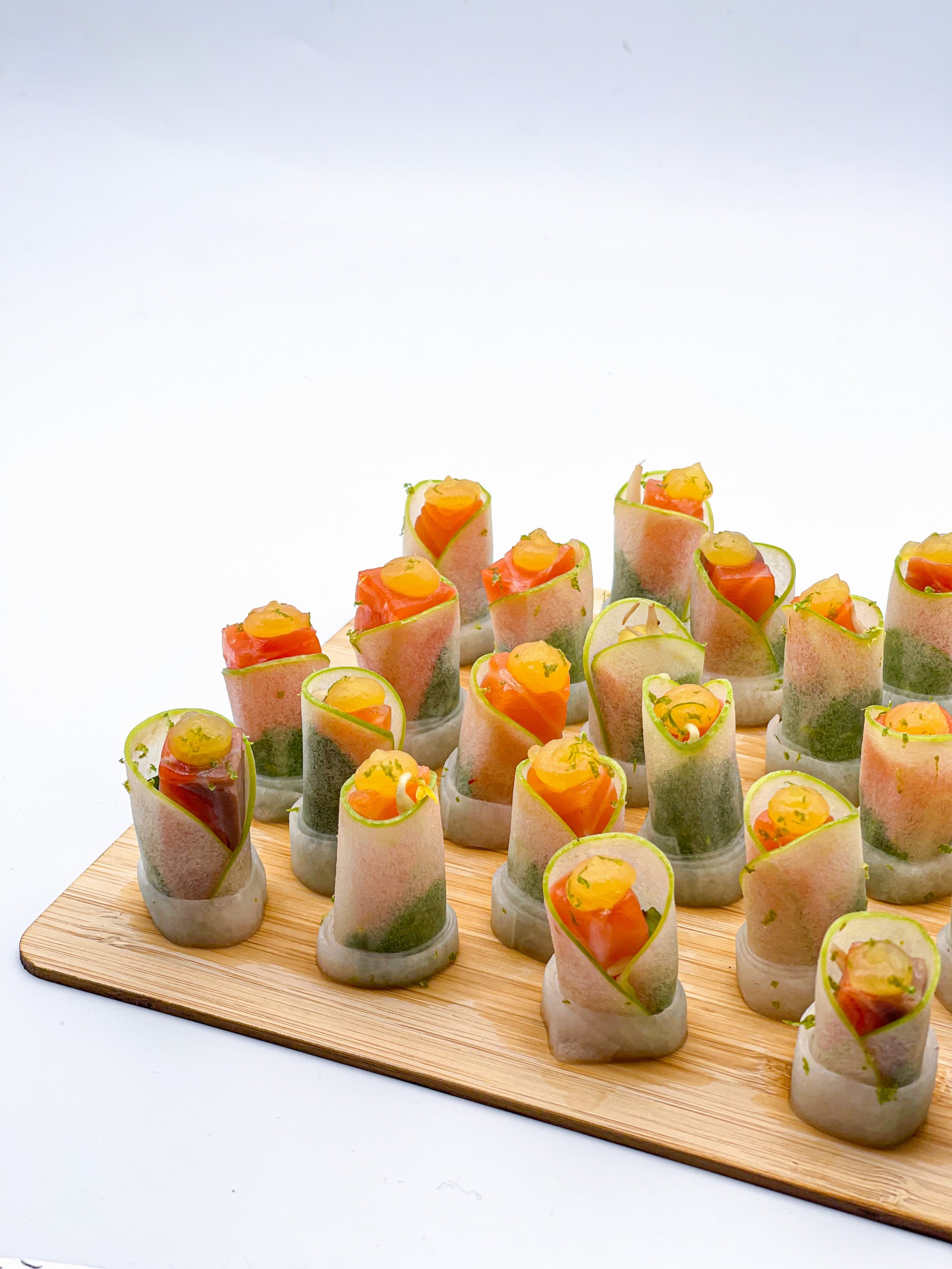 Mets Délices Traiteur - Nems de saumon mariné, pomme verte et menthe fraîche