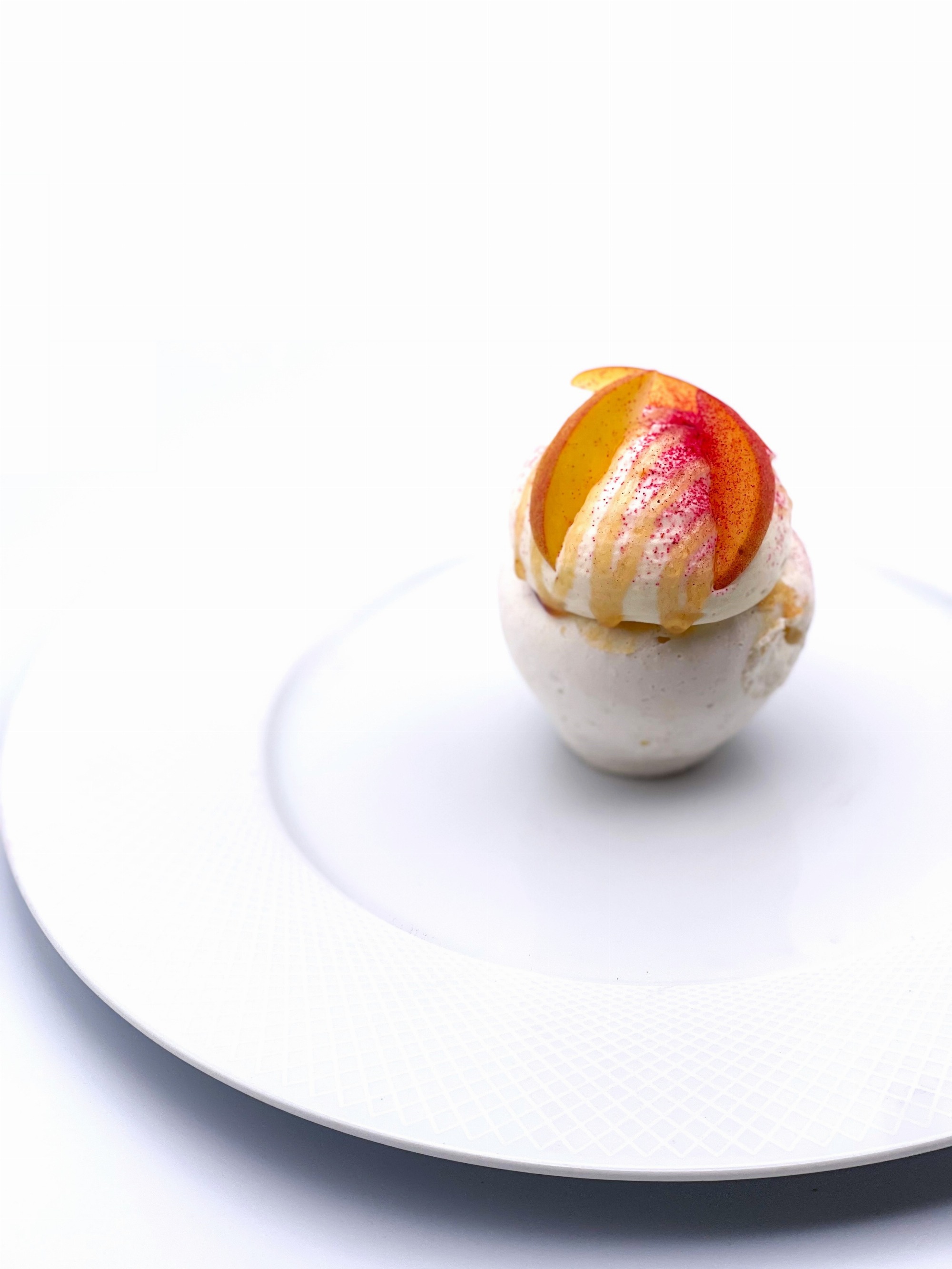 Mets Délices Traiteur - Pavlova pêche, verveine et sorbet hibiscus