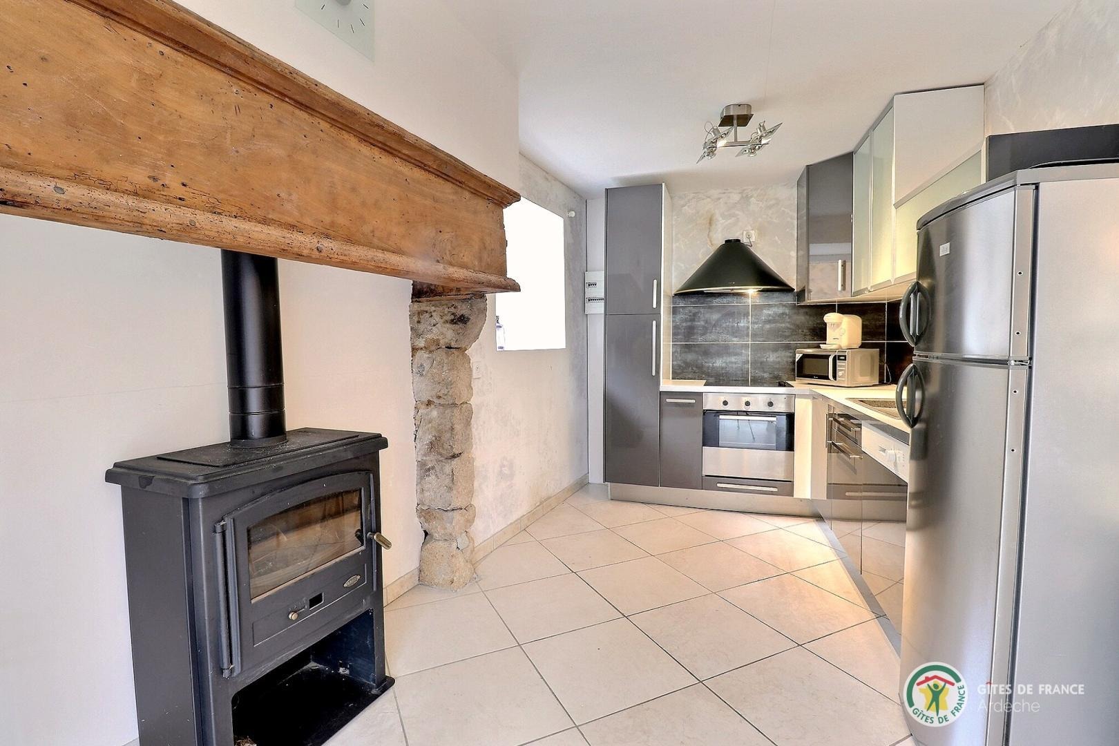 Coin cuisine équipée et poêle à bois