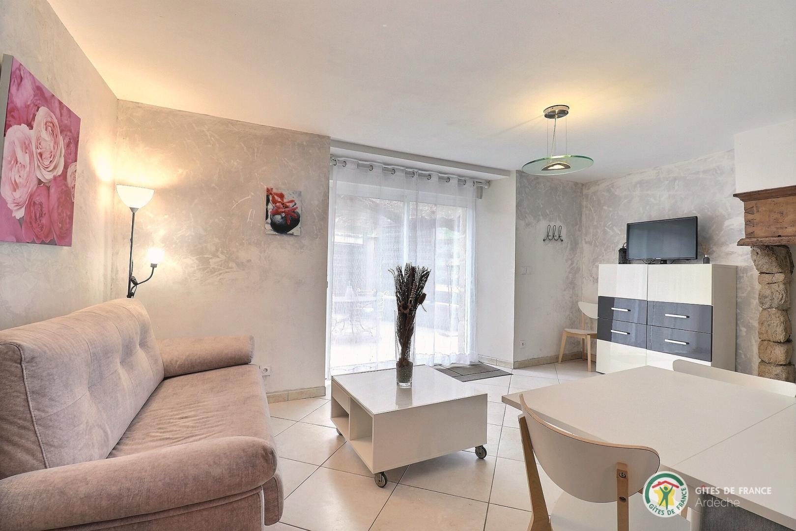 Pièce de vie ouverte sur terrasse avec espace salon