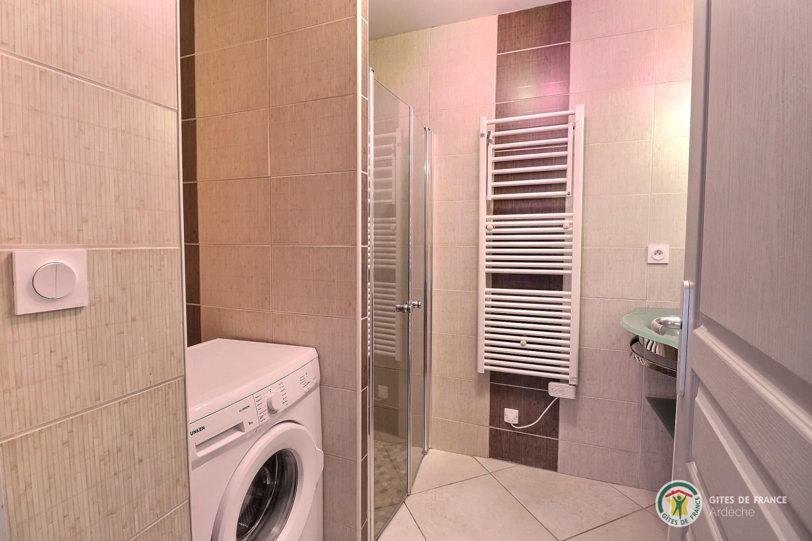 Salle d'eau avec douche à l'italienne