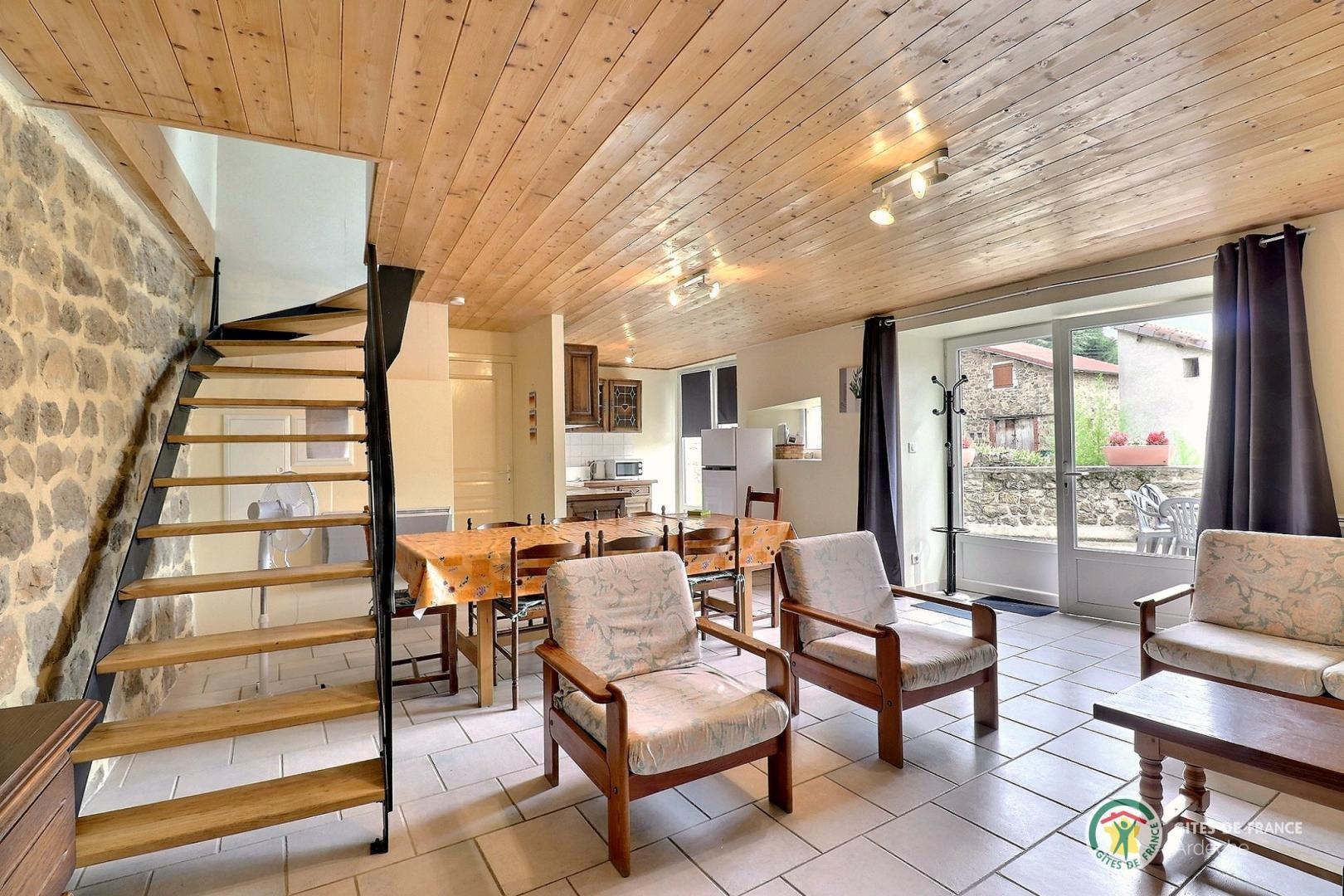 Pièce de vie avec séjour, salon et coin cuisine