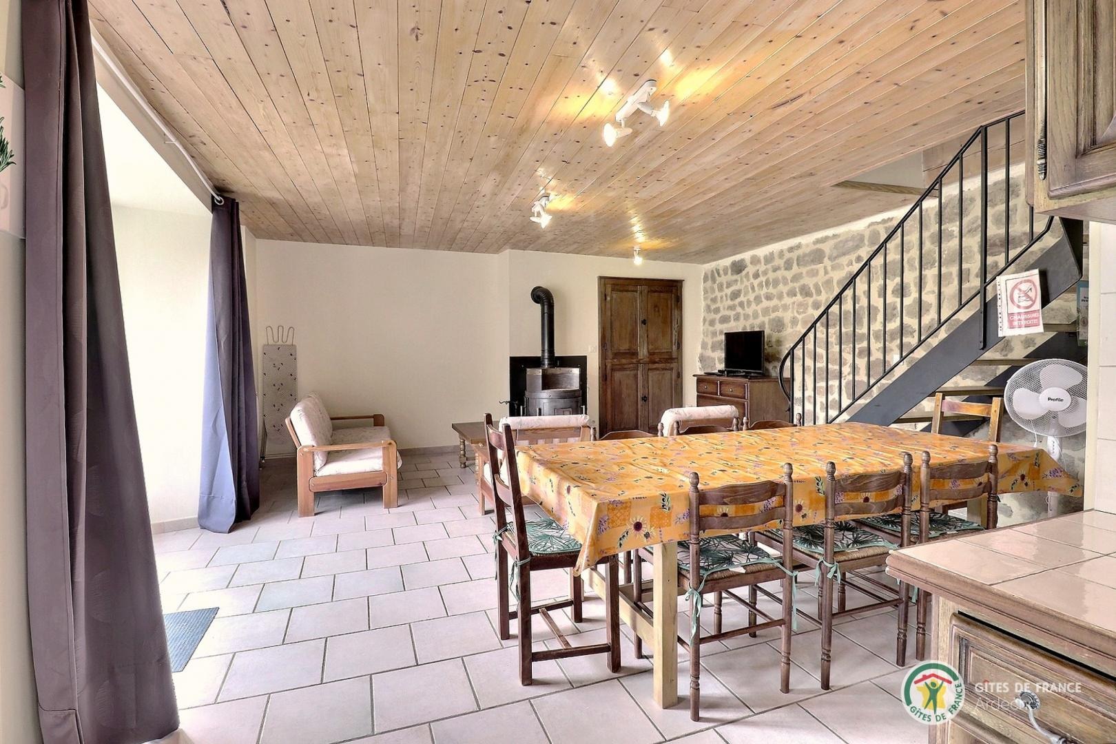 Pièce de vie avec séjour, salon et coin cuisine