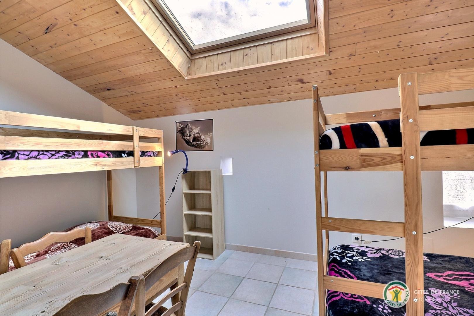 Chambre dortoir avec deux lits superposés